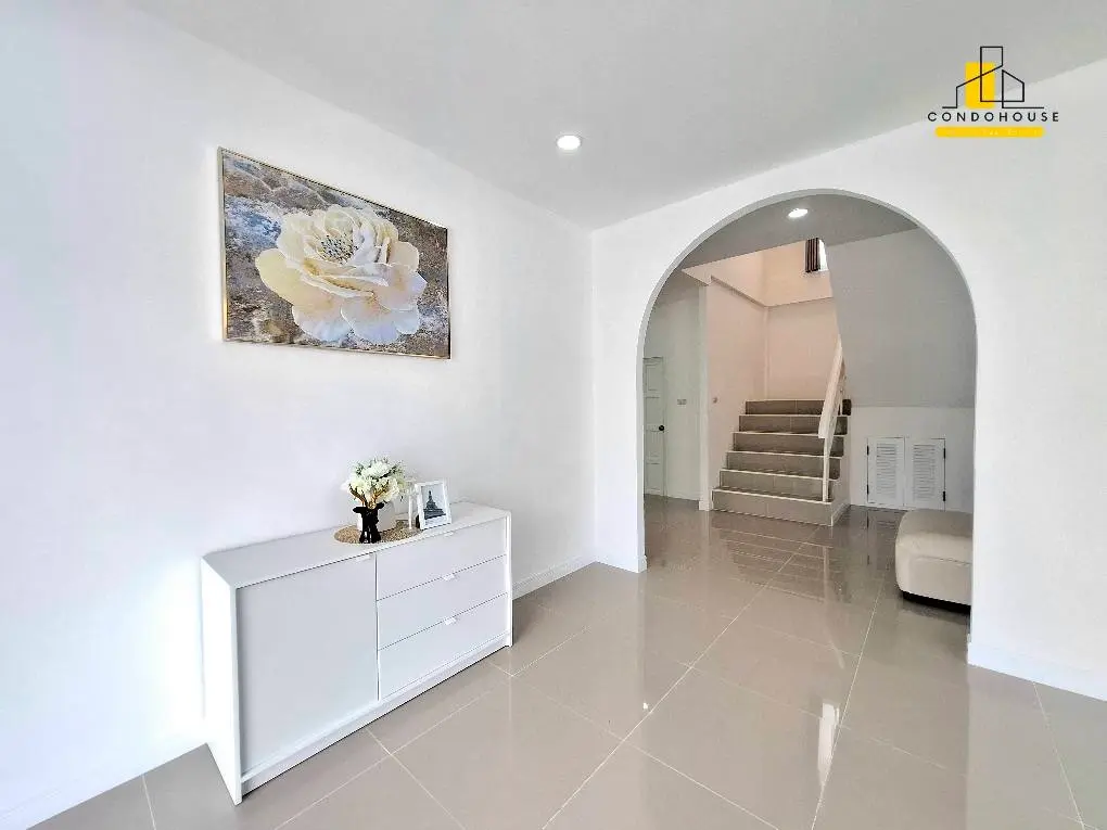 Comfortable 4-Bedroom Family Home with Spacious Living Areas in Pattaya