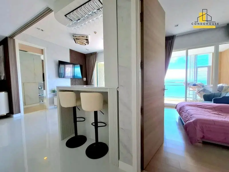 Spacious 2-Bedroom Condo on the 26th Floor with Stunning Ocean Views in Pattaya Jomtien