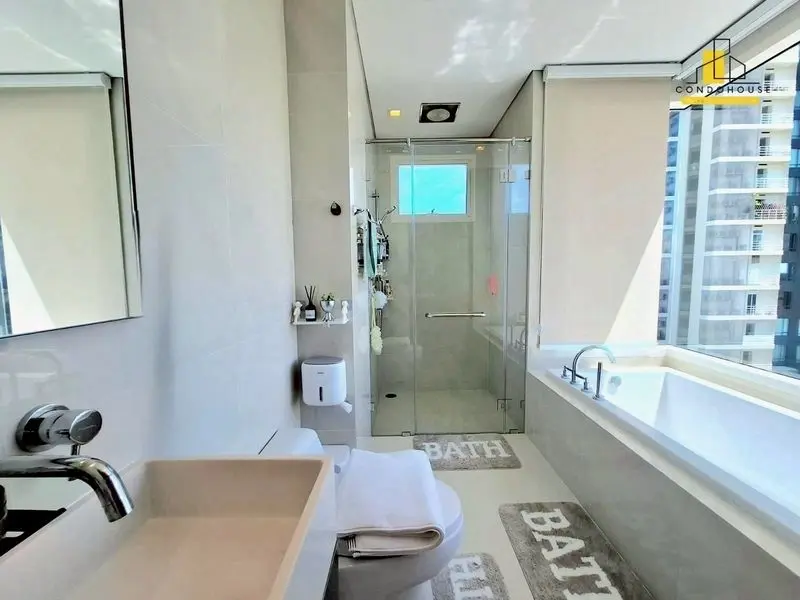 Spacious 2-Bedroom Condo on the 26th Floor with Stunning Ocean Views in Pattaya Jomtien