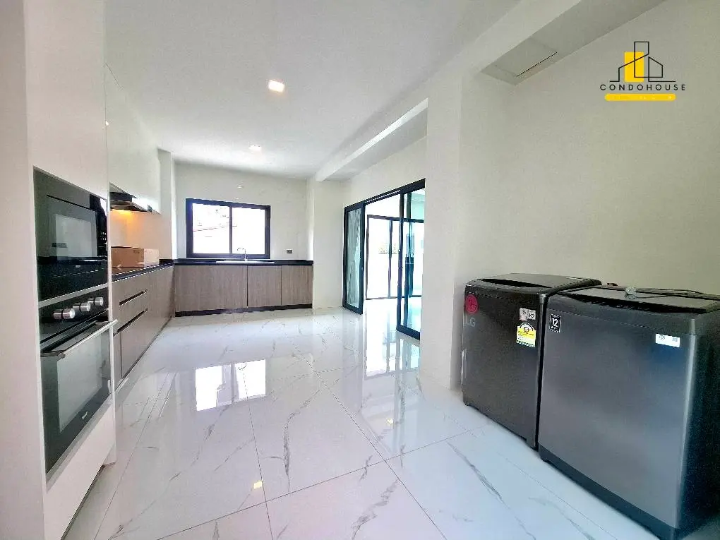 Spacious 5-Bedroom Modern Home with Private Pool in Pattaya