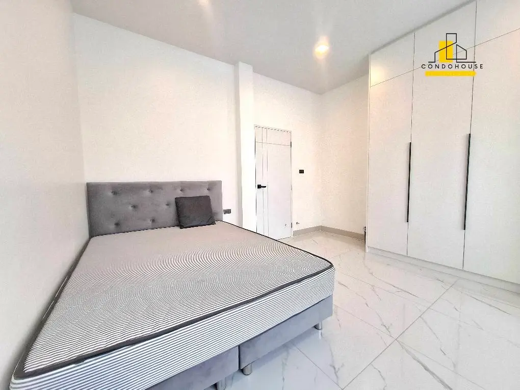 Spacious 5-Bedroom Modern Home with Private Pool in Pattaya