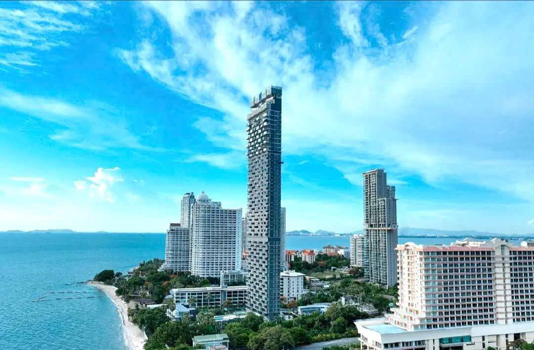 1-Bedroom Oceanview Condo with Infinity Pool and Spacious Balcony in North Pattaya