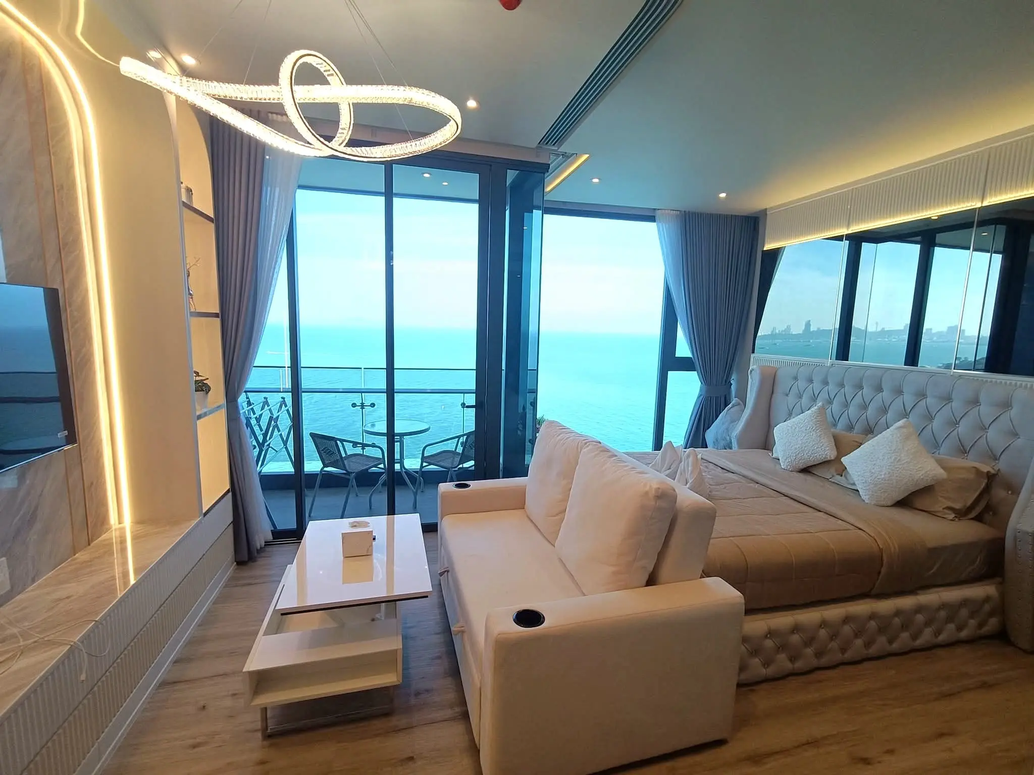 1-Bedroom Oceanview Condo with Infinity Pool and Spacious Balcony in North Pattaya