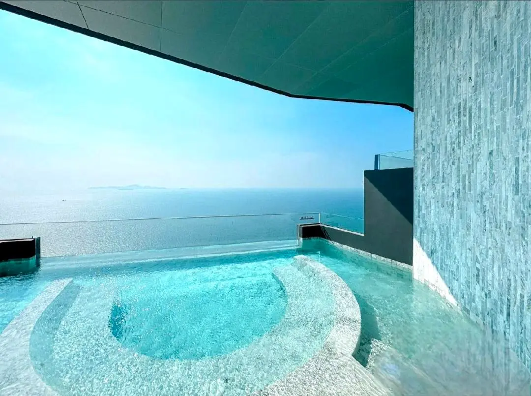 1-Bedroom Oceanview Condo with Infinity Pool and Spacious Balcony in North Pattaya