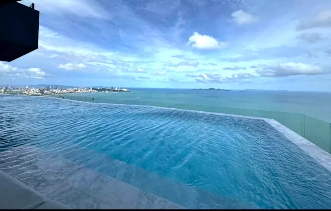 1-Bedroom Oceanview Condo with Infinity Pool and Spacious Balcony in North Pattaya