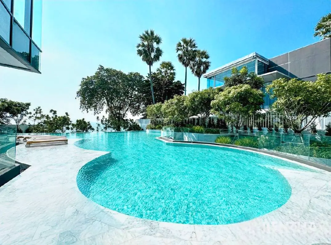 1-Bedroom Oceanview Condo with Infinity Pool and Spacious Balcony in North Pattaya