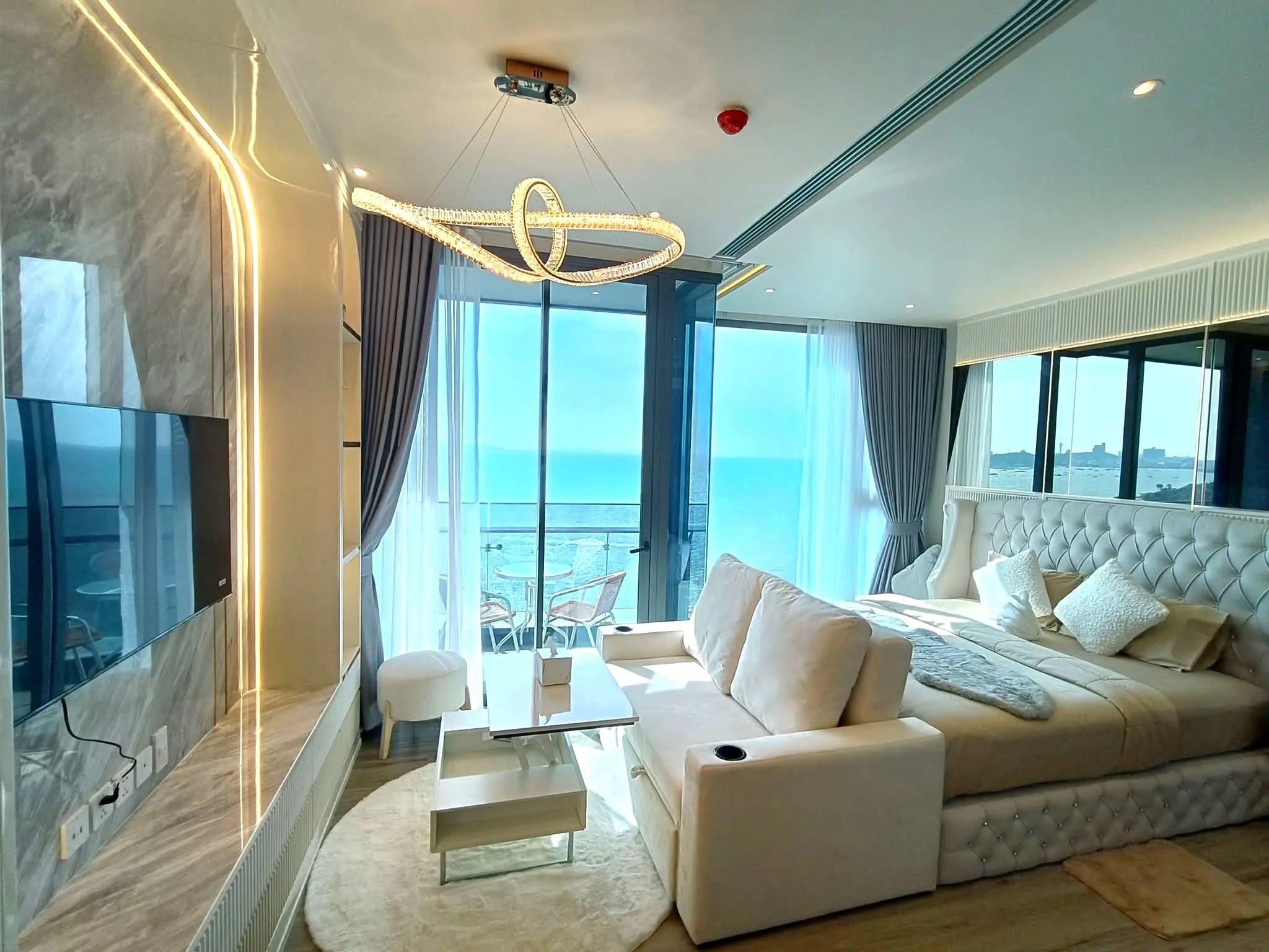 1-Bedroom Oceanview Condo with Infinity Pool and Spacious Balcony in North Pattaya
