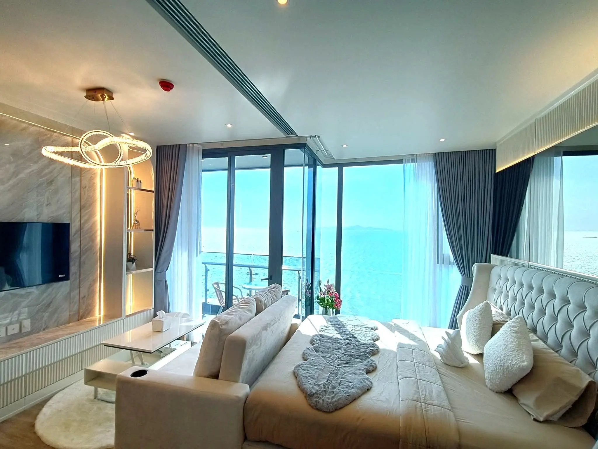 1-Bedroom Oceanview Condo with Infinity Pool and Spacious Balcony in North Pattaya