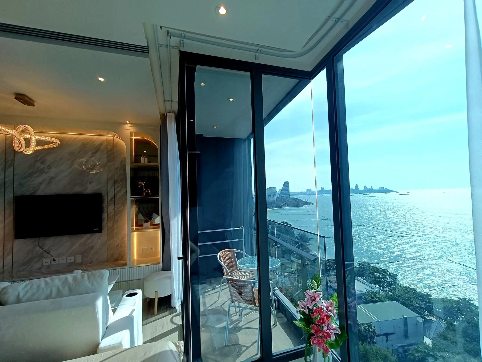 1-Bedroom Oceanview Condo with Infinity Pool and Spacious Balcony in North Pattaya