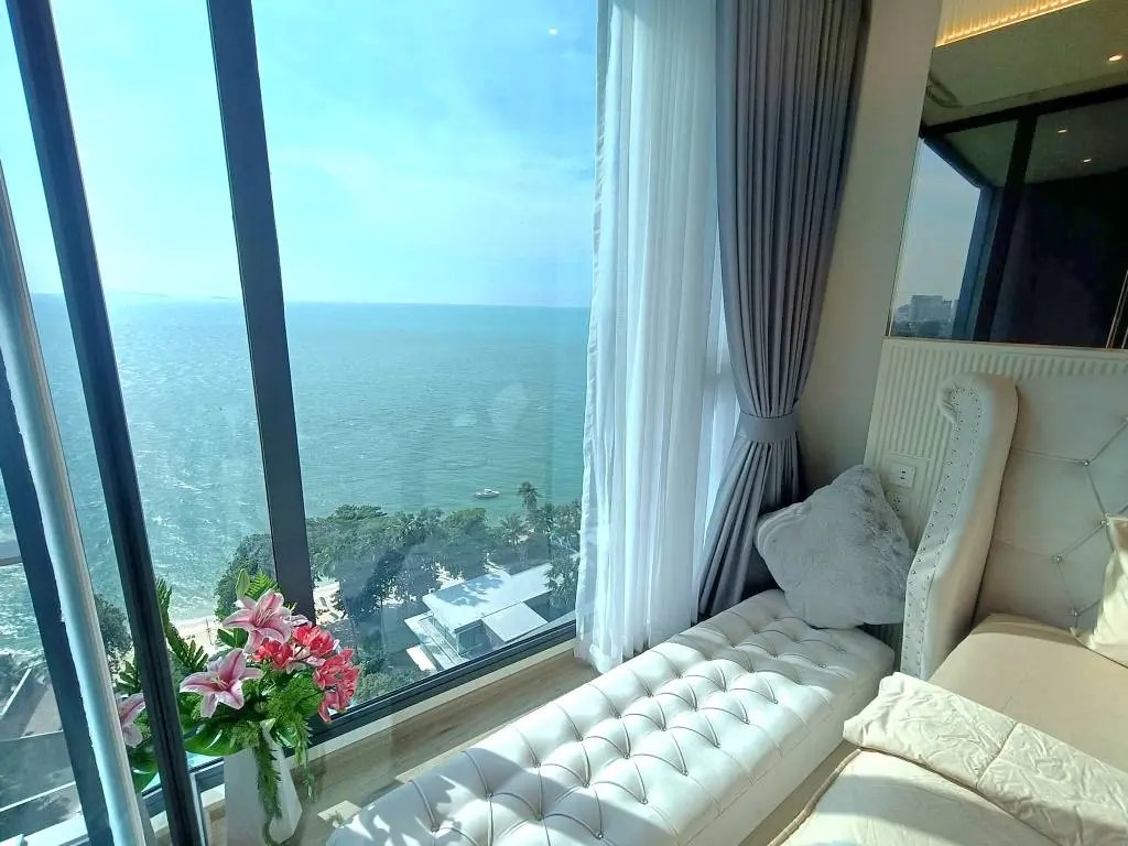 1-Bedroom Oceanview Condo with Infinity Pool and Spacious Balcony in North Pattaya