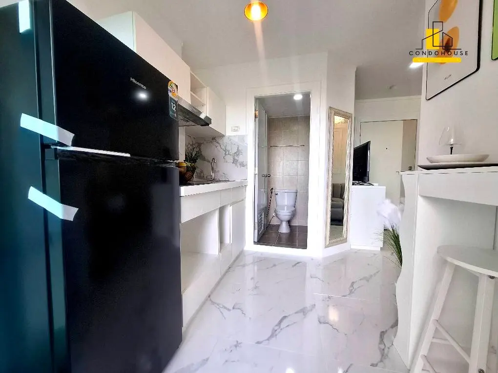 Cozy 1-Bedroom Condo with Modern Kitchen and Pool Views in Pattaya