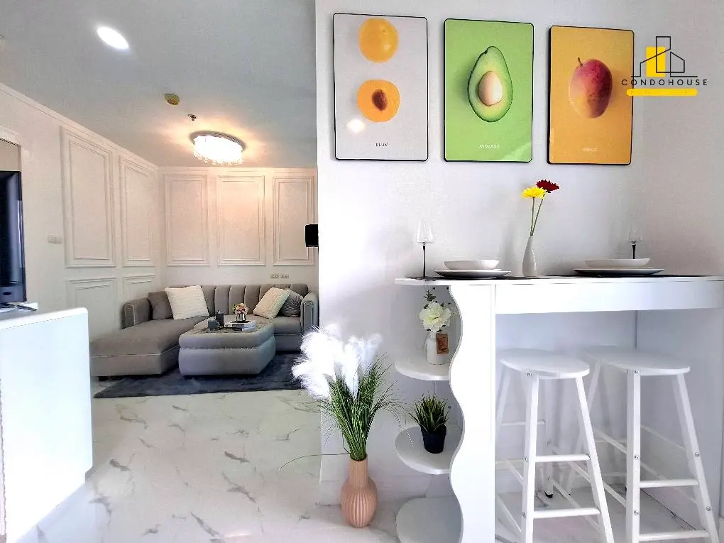 Cozy 1-Bedroom Condo with Modern Kitchen and Pool Views in Pattaya