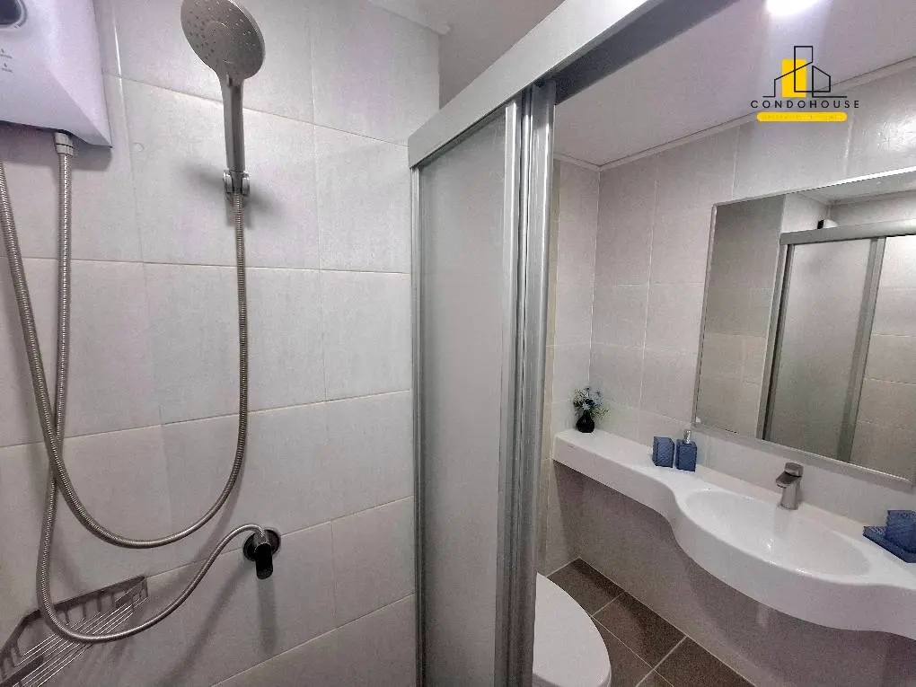 Cozy 1-Bedroom Condo with Modern Kitchen and Pool Views in Pattaya