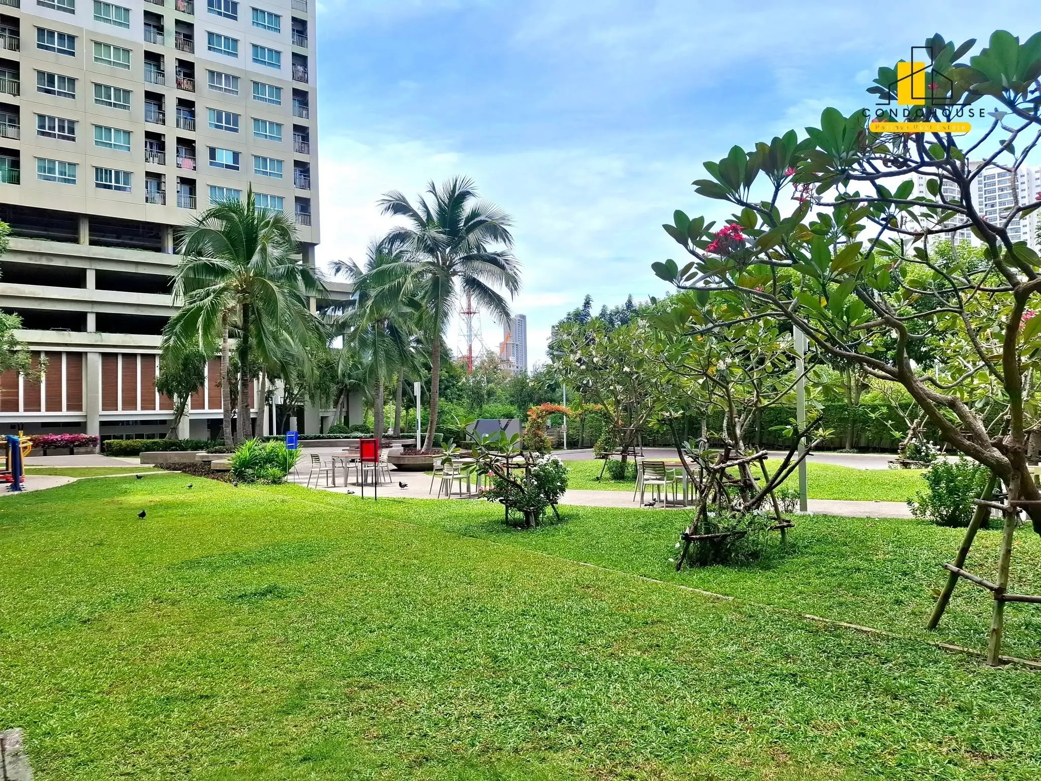 Cozy 1-Bedroom Condo with Modern Kitchen and Pool Views in Pattaya