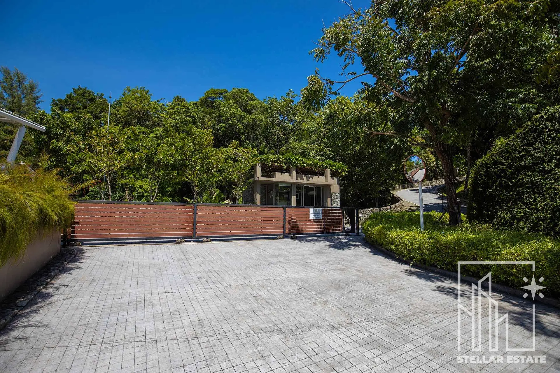 Malaiwana Patio Duplex: Luxurious Island Living Just Steps from Naithon Beach