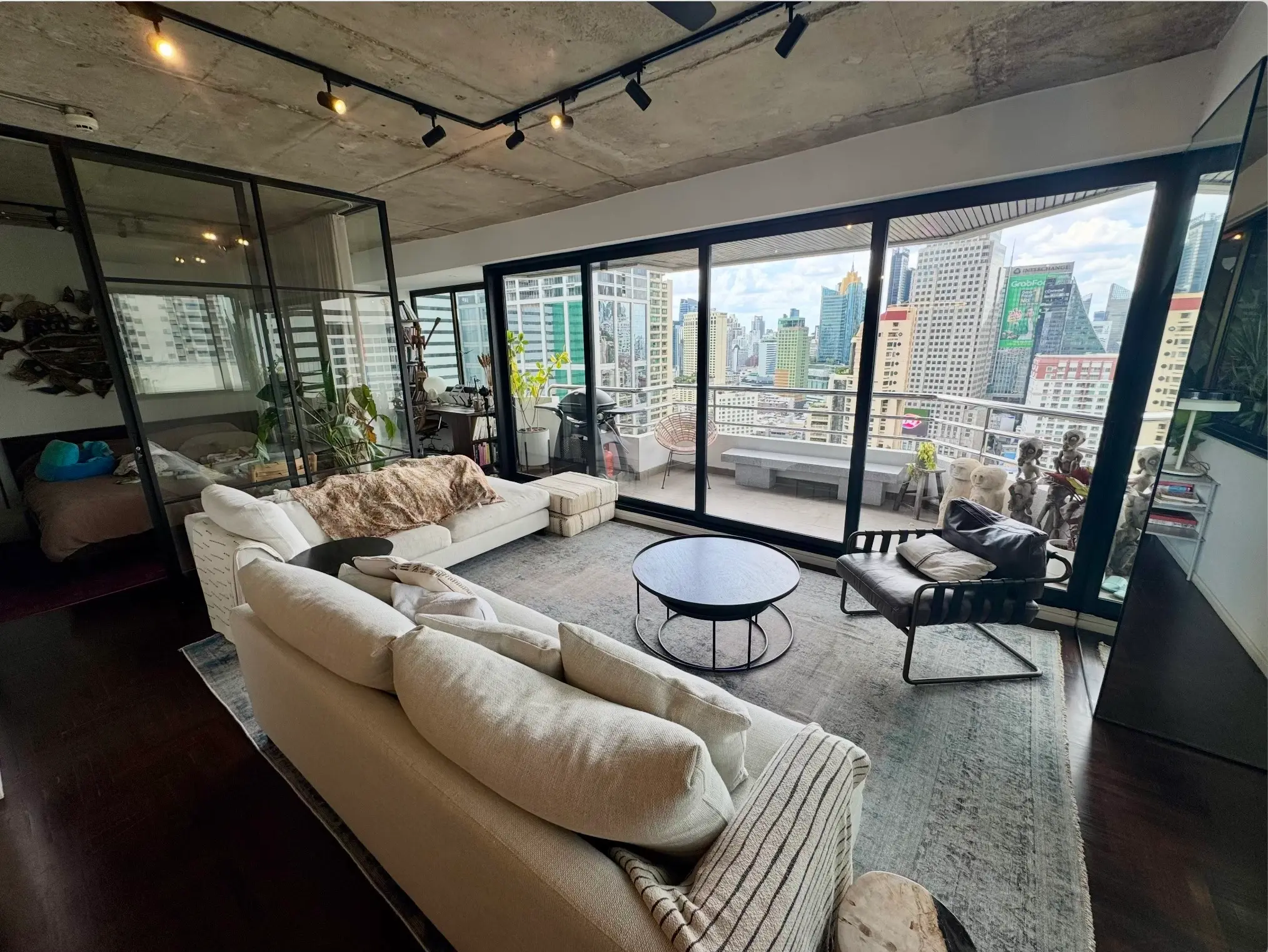 2 Bed/ 2 Bath Lake Avenue 