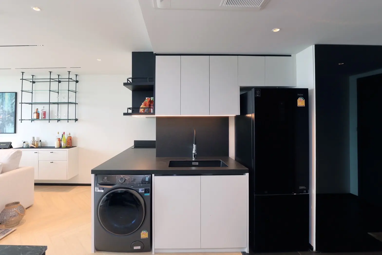 1 Bed/ 2 Bath Lake Avenue 