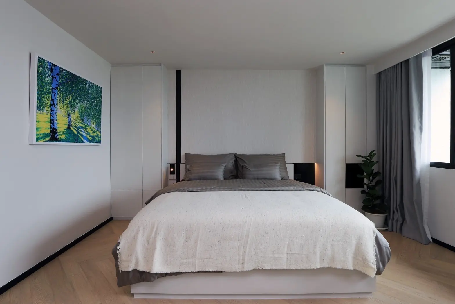 1 Bed/ 2 Bath Lake Avenue 