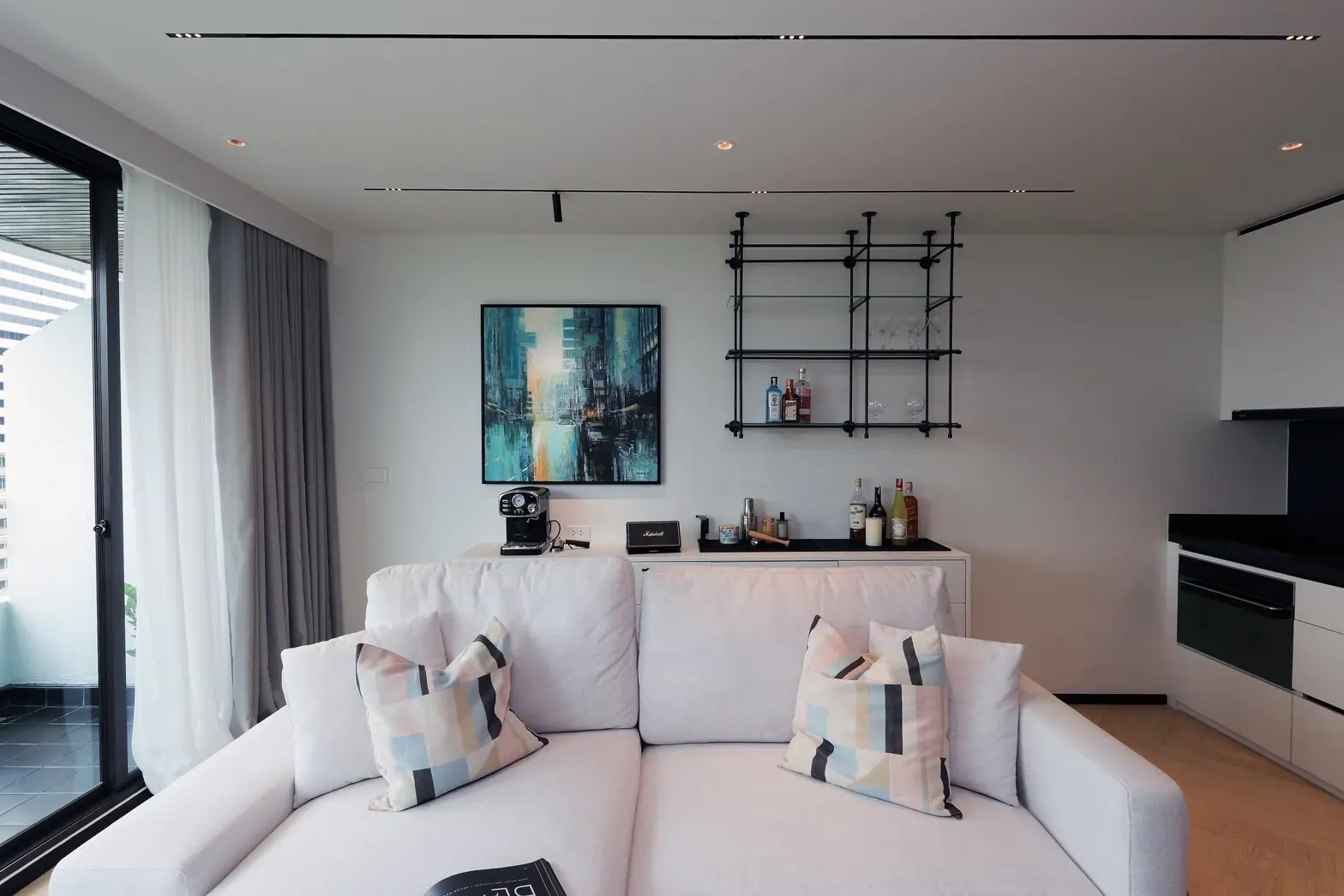 1 Bed/ 2 Bath Lake Avenue 