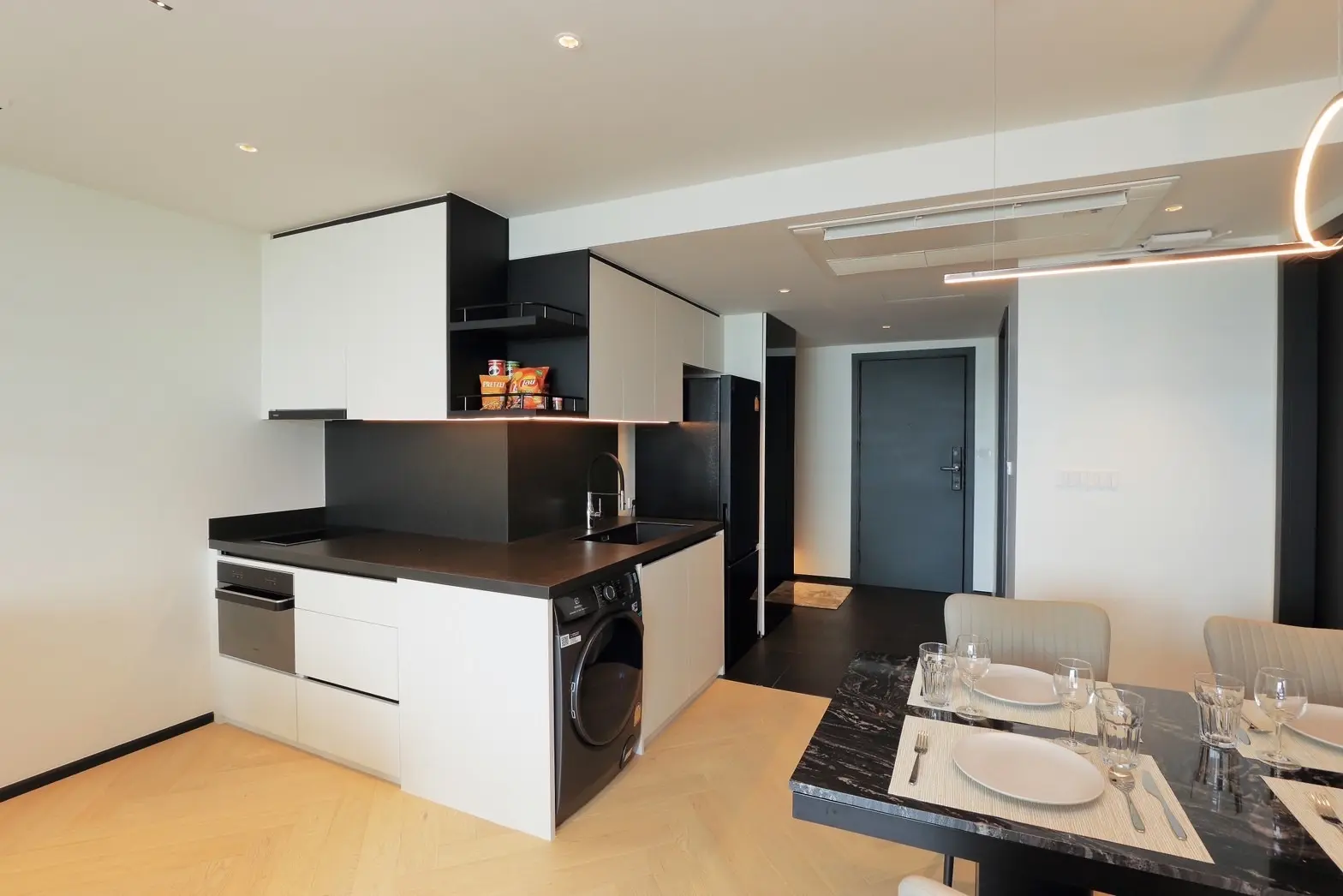 1 Bed/ 2 Bath Lake Avenue 