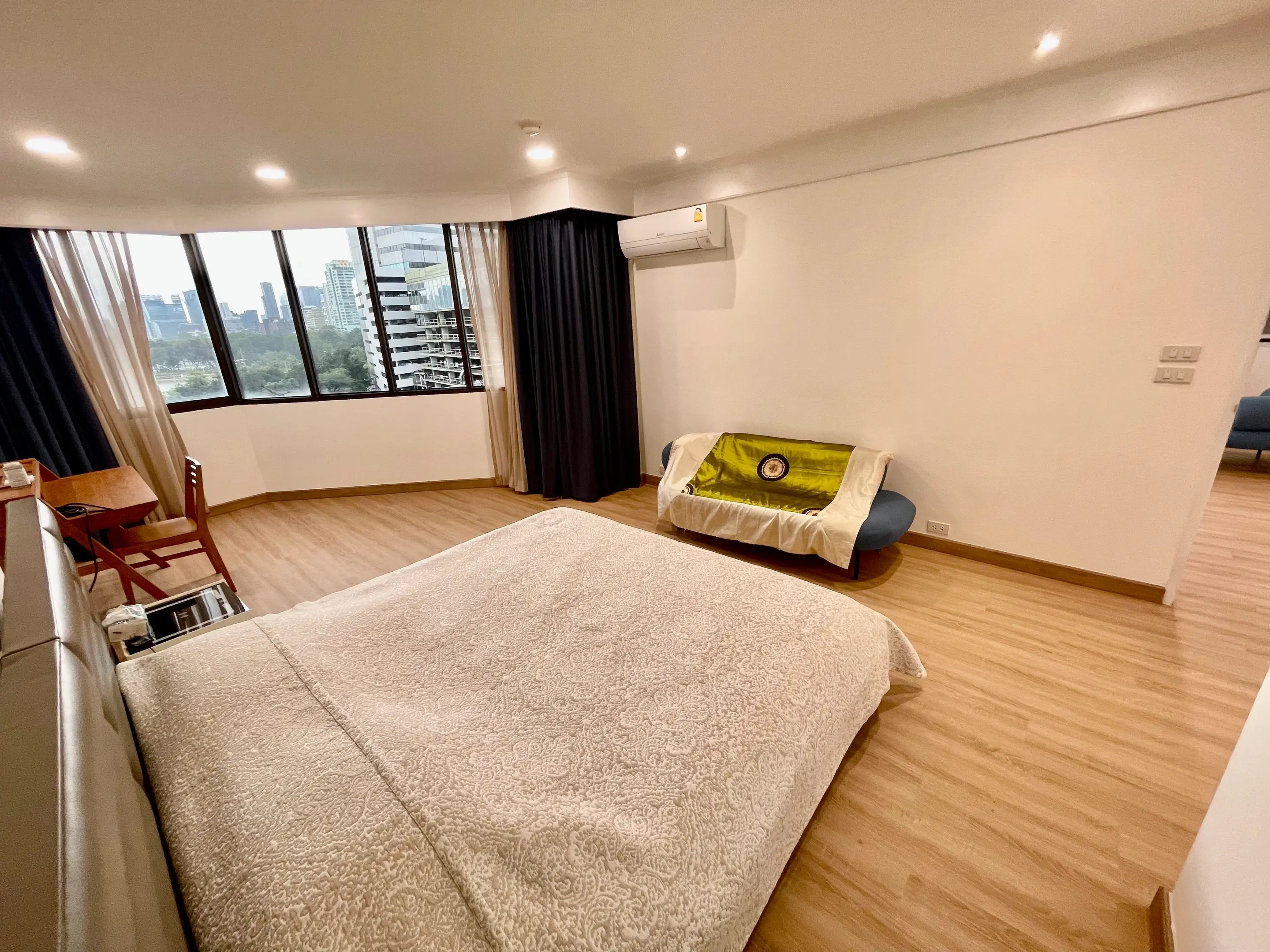 1 Bed/ 2 Bath Lake Avenue 