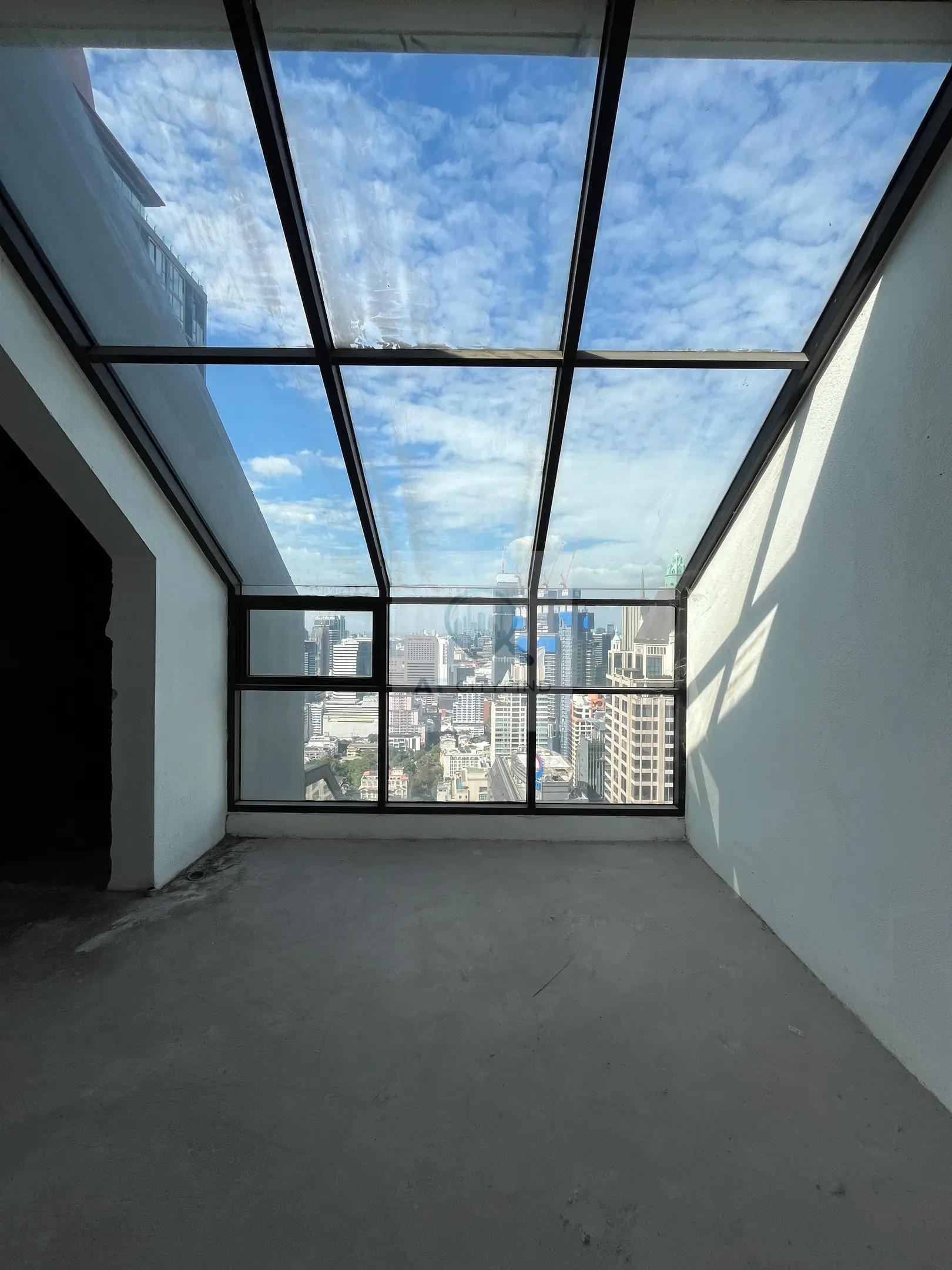 Bare-Shell Penthouse Sathorn Gardens 
