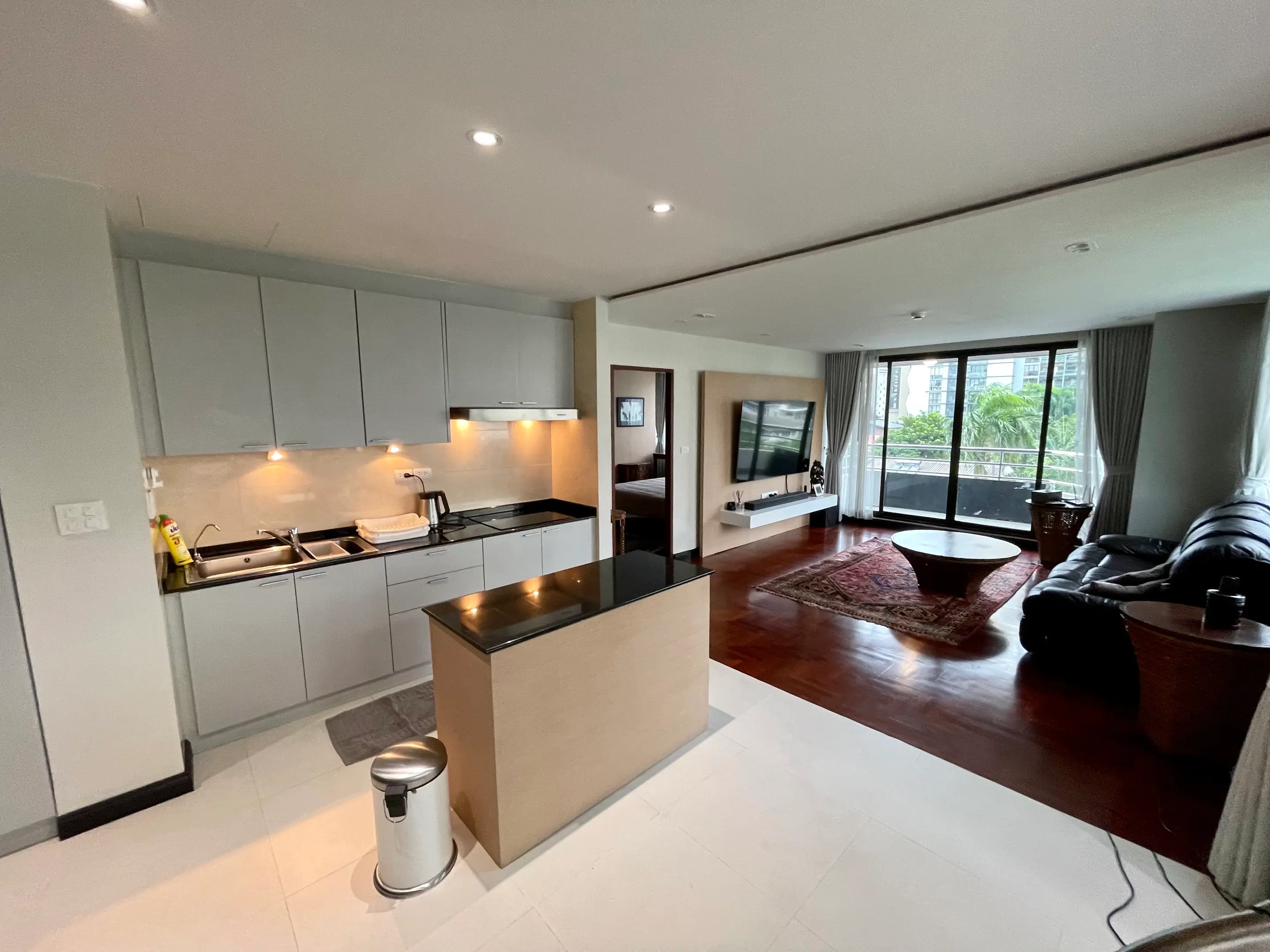 2 Bed/ 2 Bath Lake Avenue