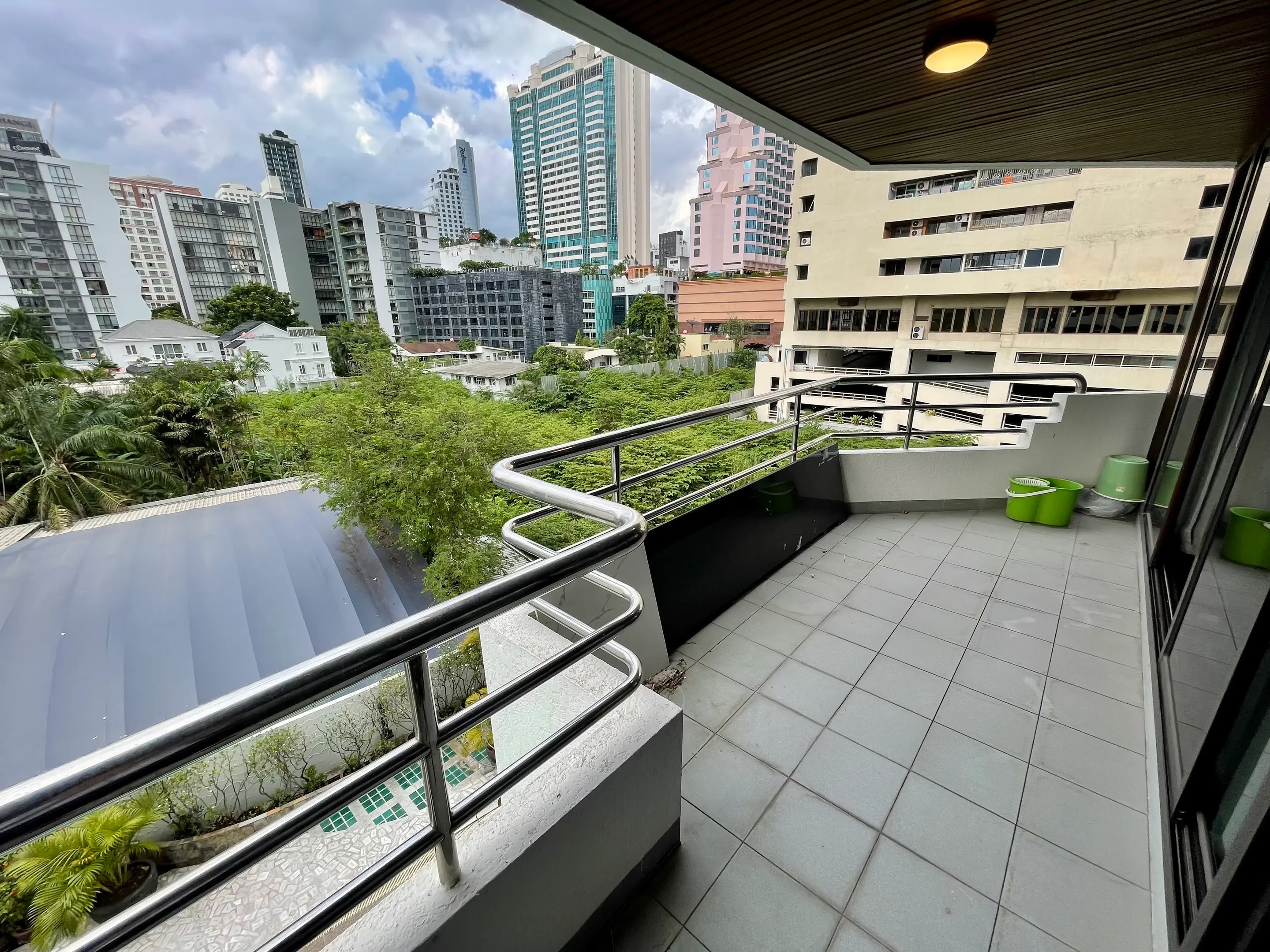 2 Bed/ 2 Bath Lake Avenue