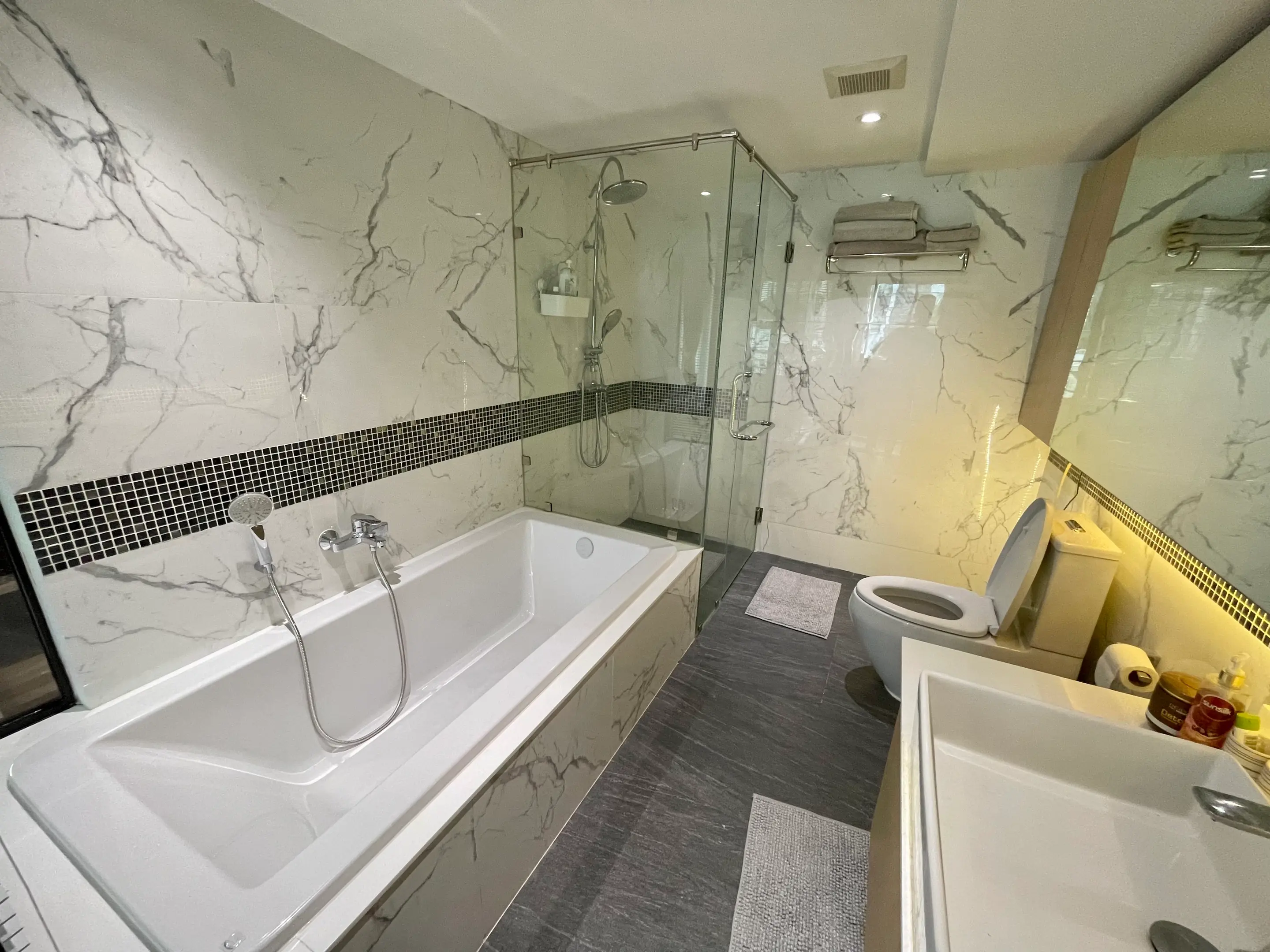 2 Bed/ 2 Bath Lake Avenue