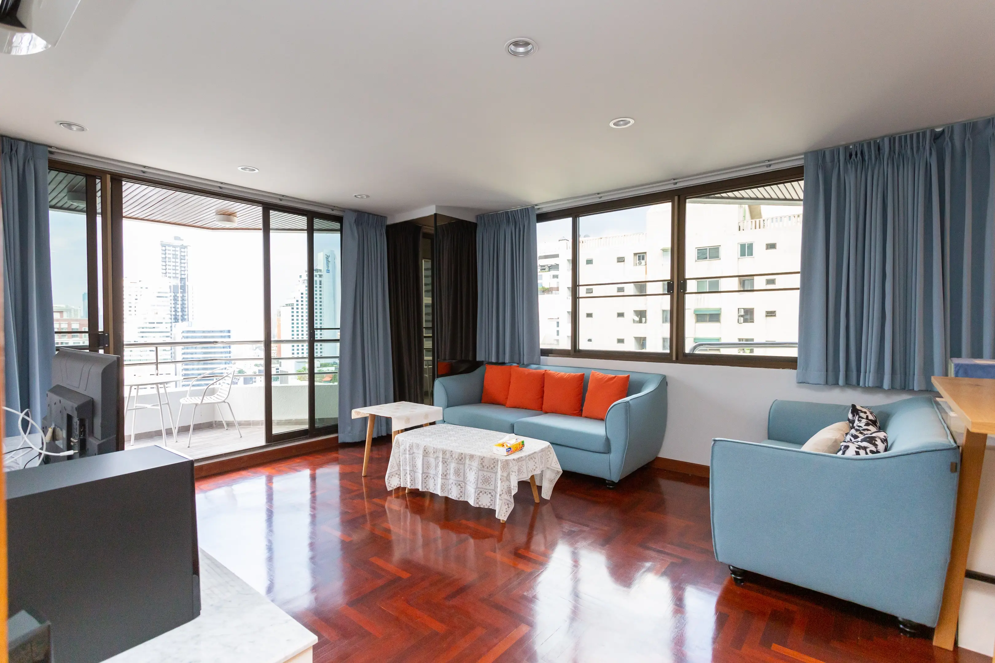 2 Bed/ 2 Bath Lake Avenue