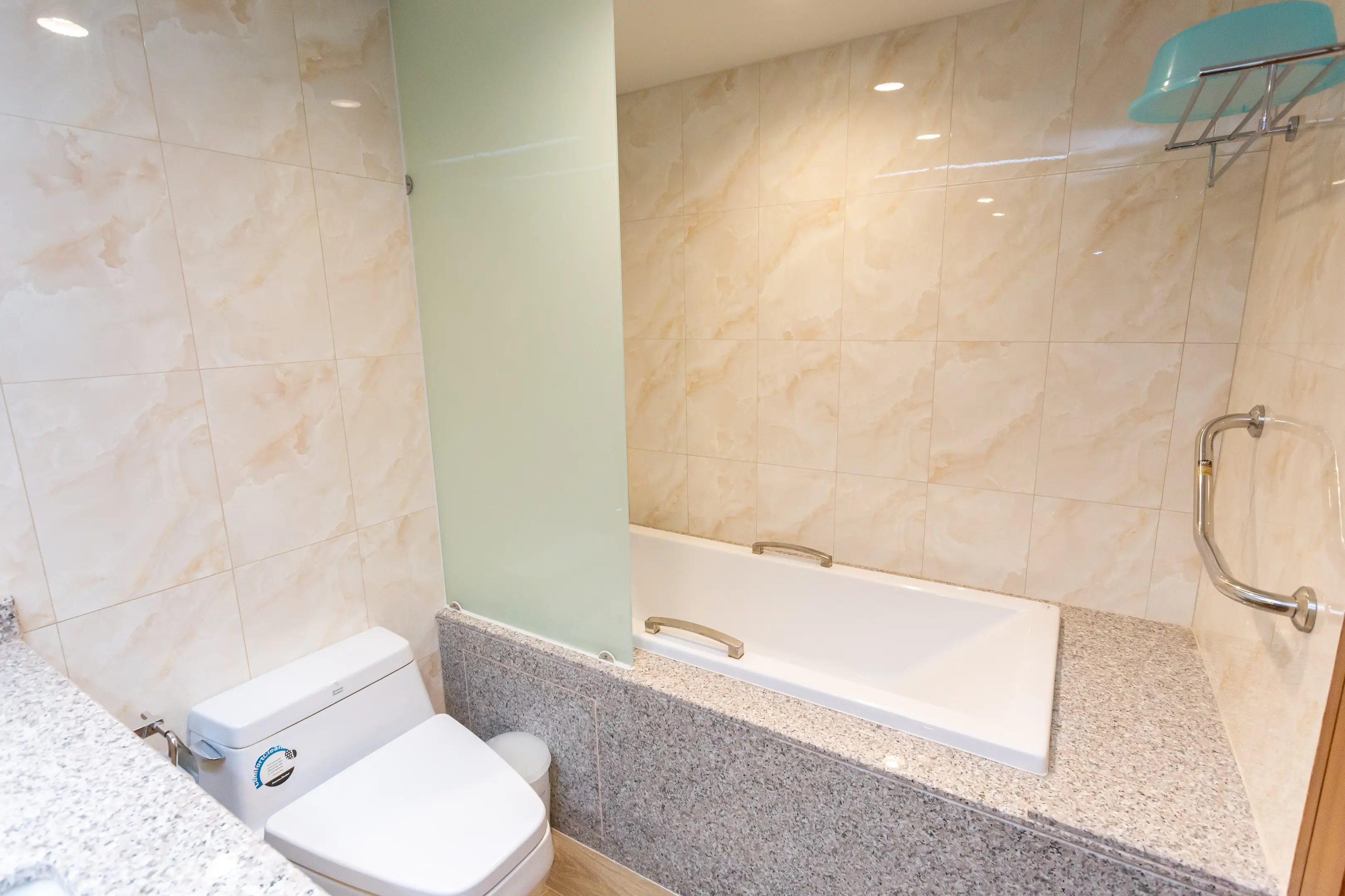 2 Bed/ 2 Bath Lake Avenue