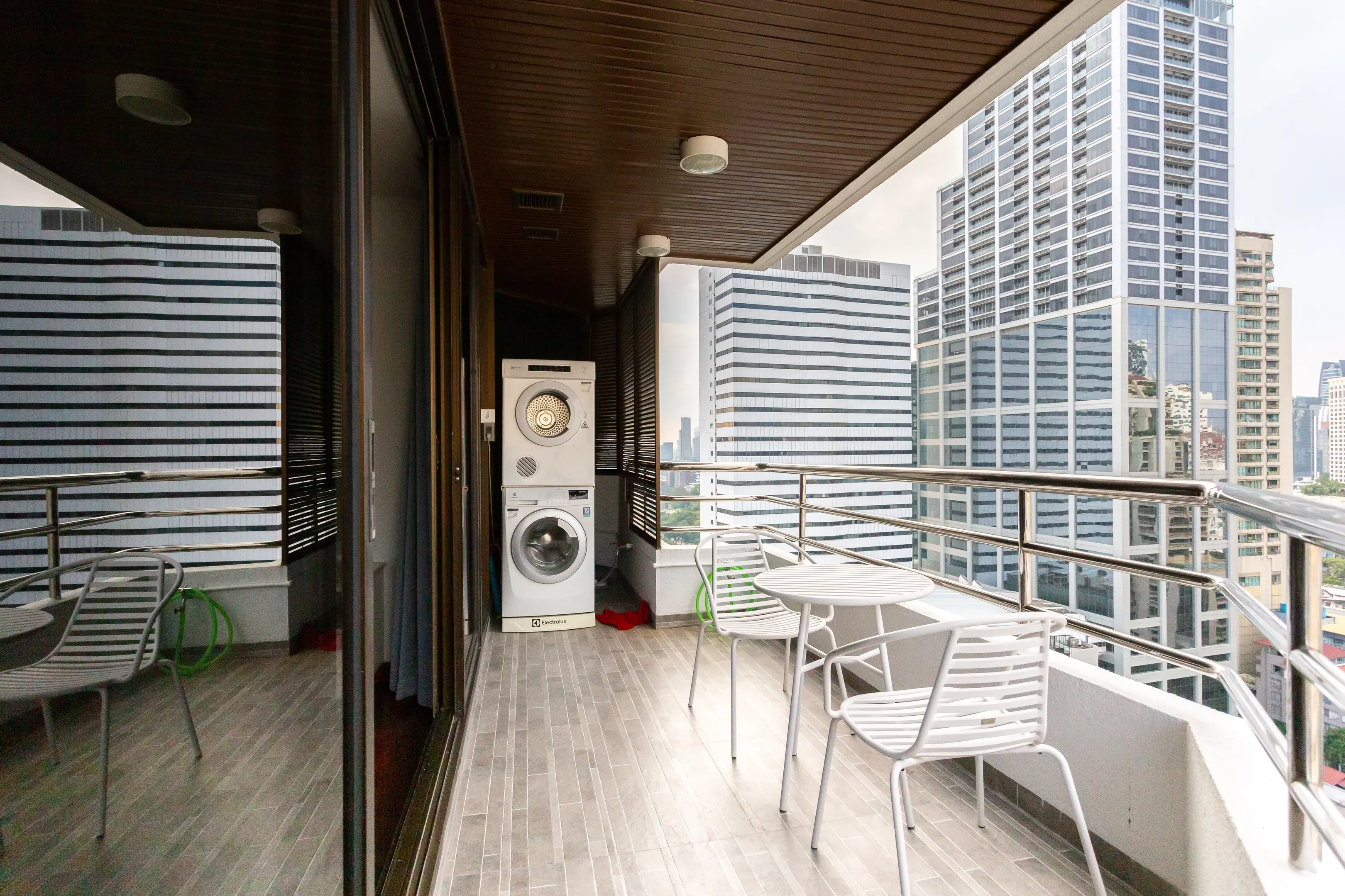 2 Bed/ 2 Bath Lake Avenue