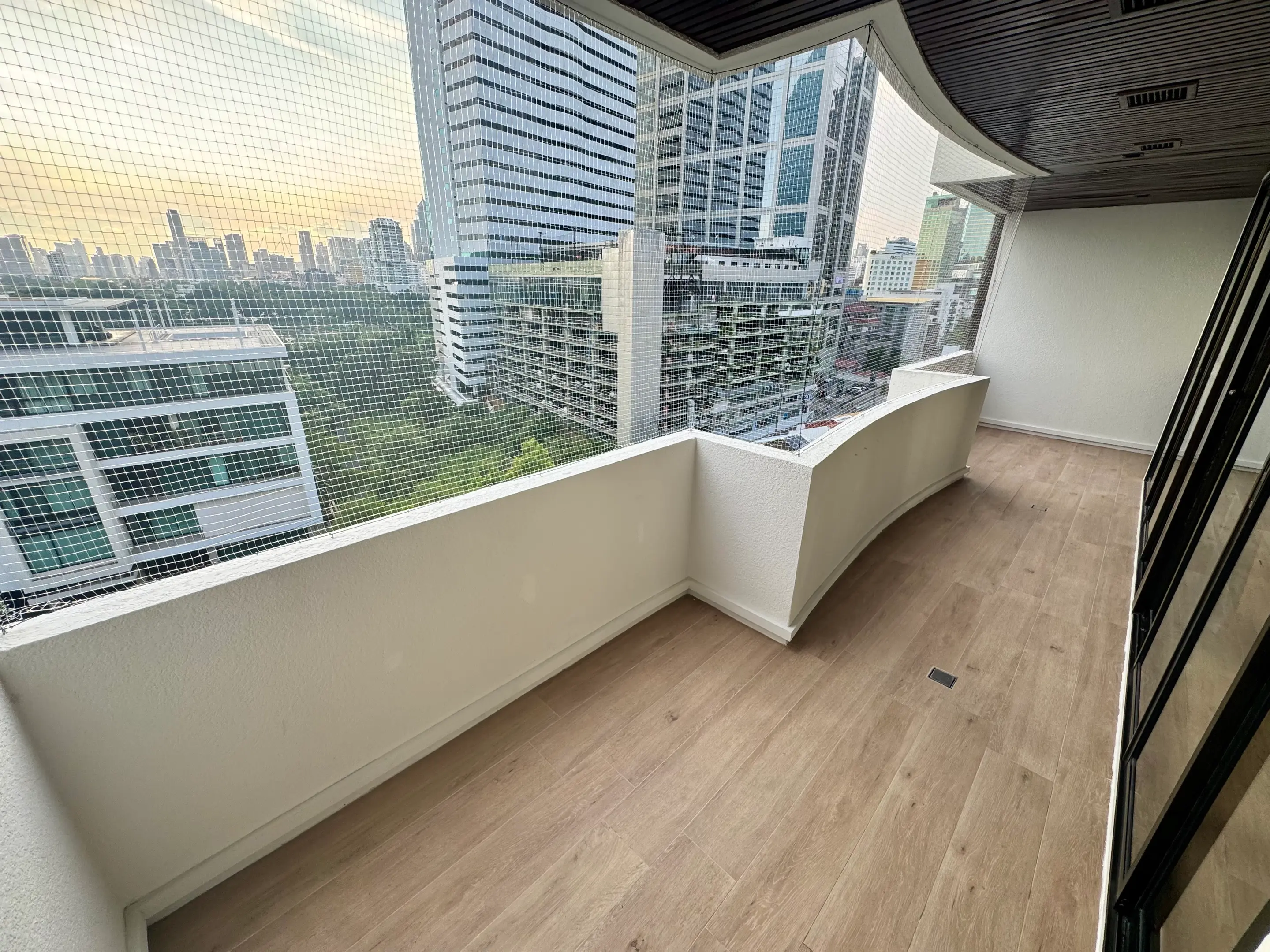 1 Bed/ 1 Bath Lake Avenue 