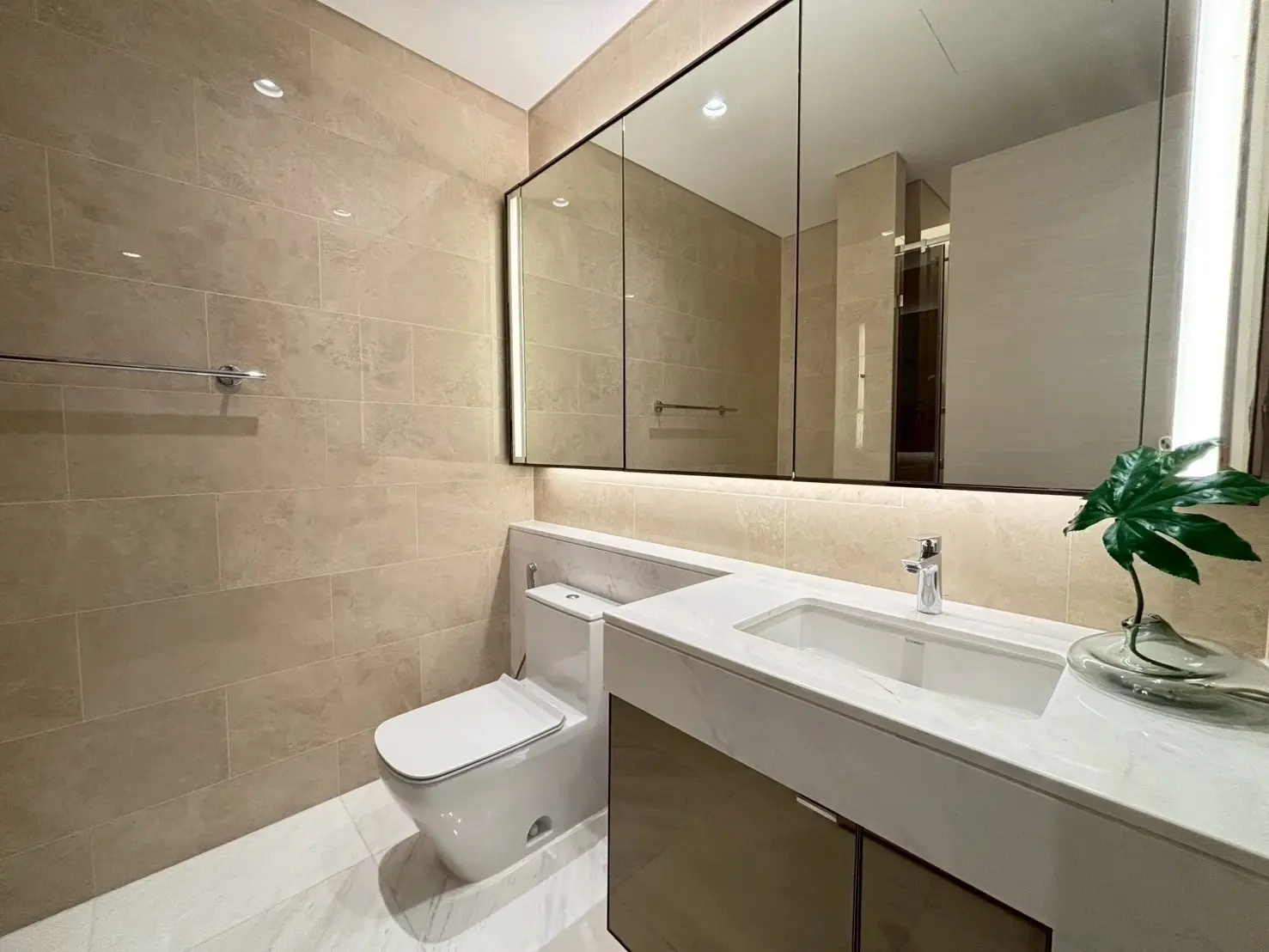 2 Bed/ 3 Bath The Residence at Sindhorn Kempinski 