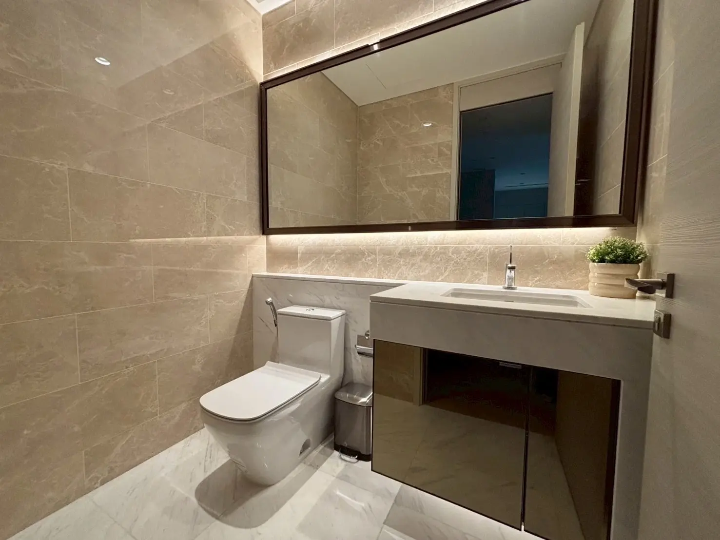 2 Bed/ 3 Bath The Residence at Sindhorn Kempinski 