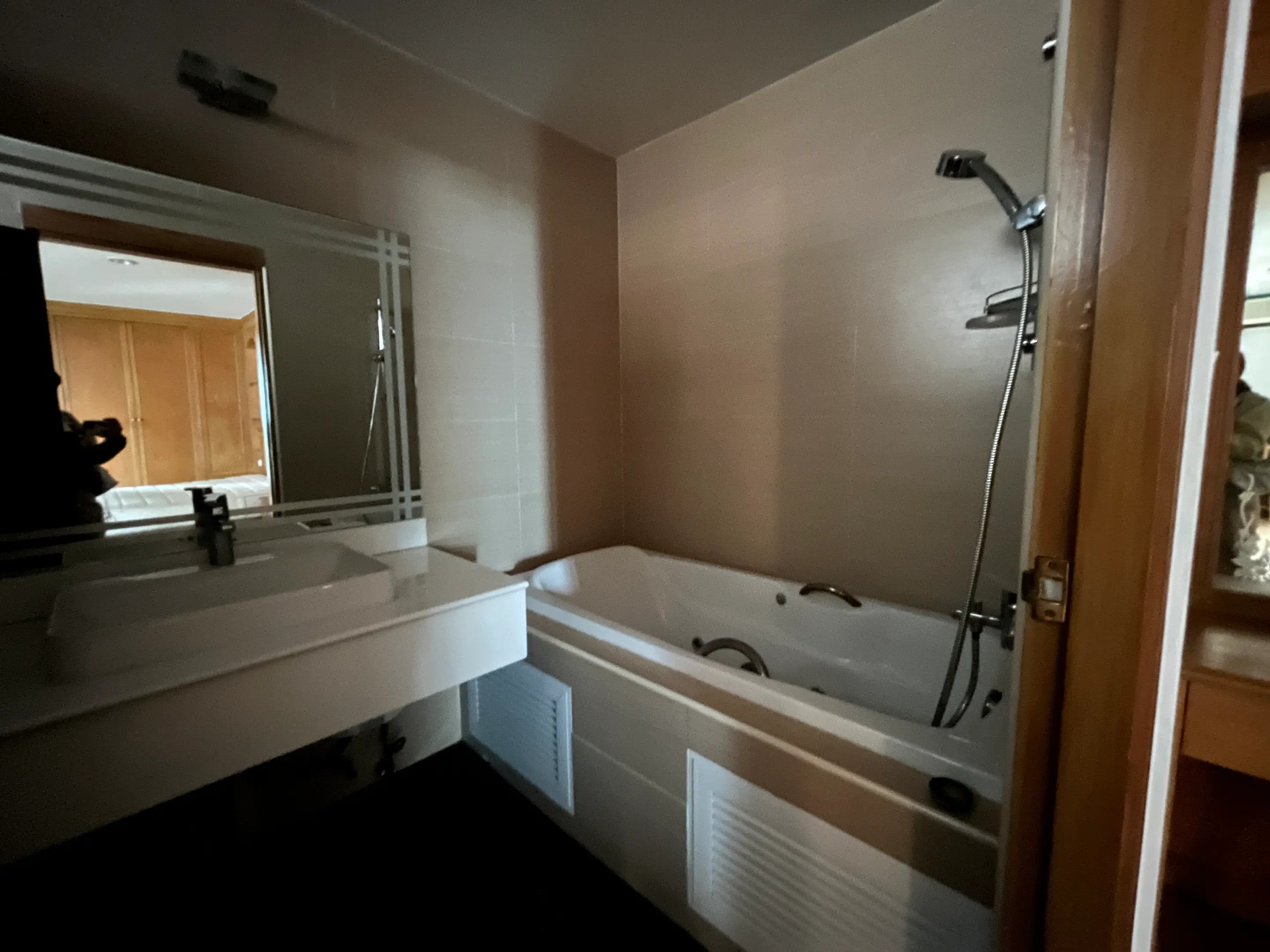 3 Bed/ 3 Bath City Lake Tower Pet Friendly