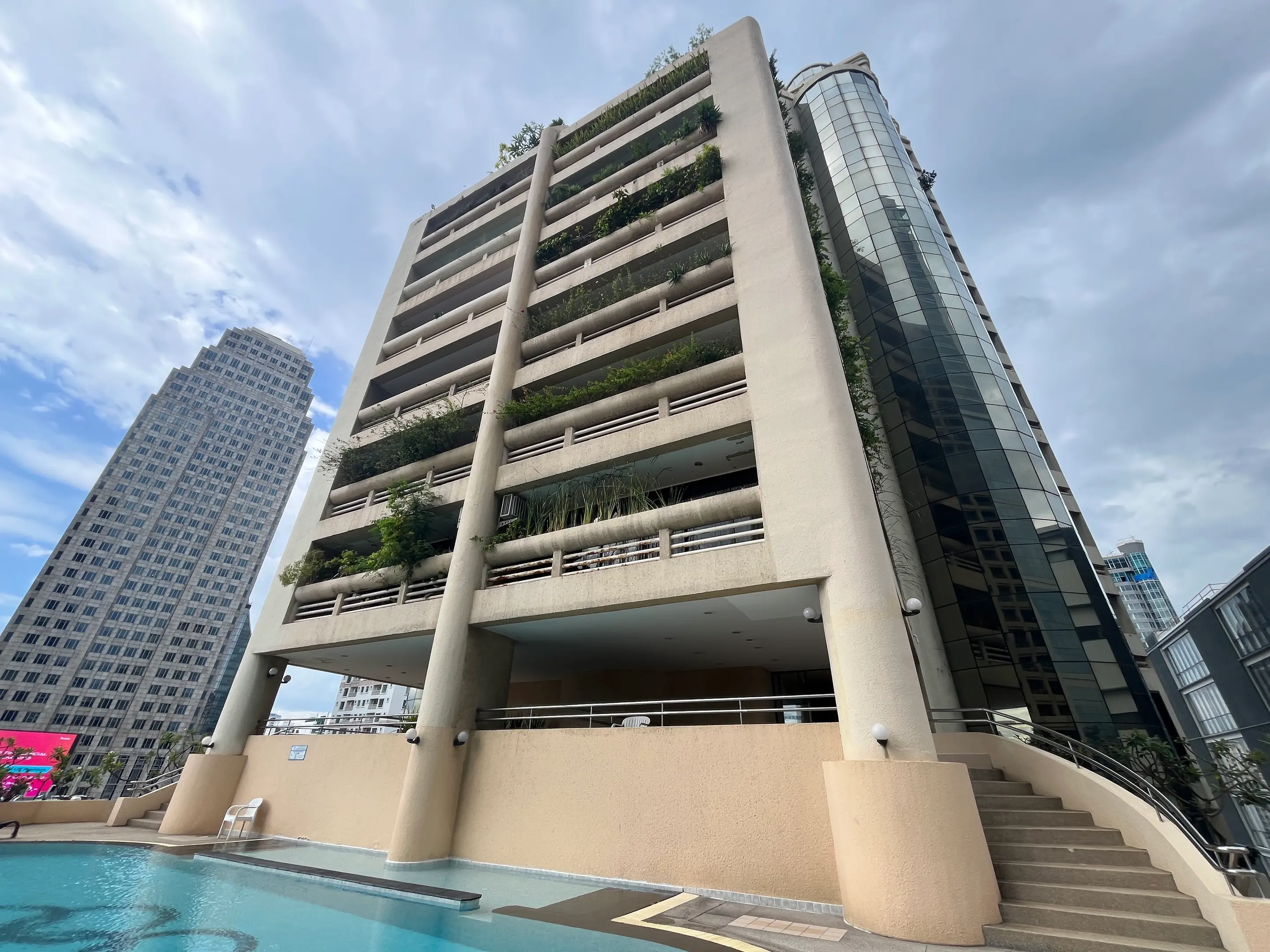 3 Bed/ 3 Bath City Lake Tower Pet Friendly