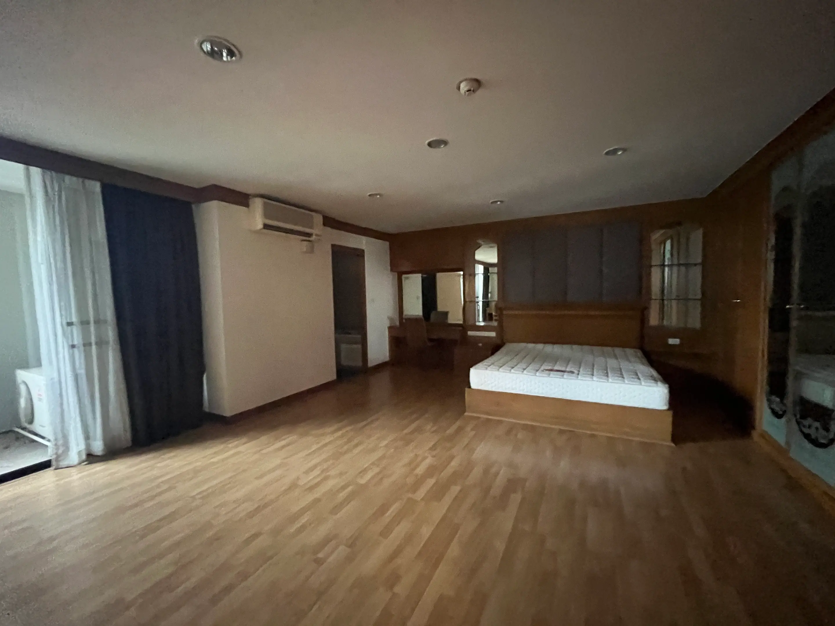 3 Bed/ 3 Bath City Lake Tower Pet Friendly