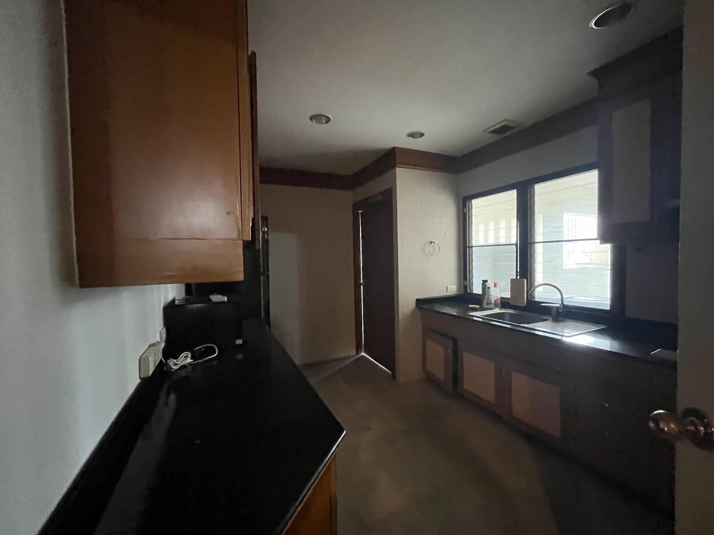 3 Bed/ 3 Bath City Lake Tower Pet Friendly
