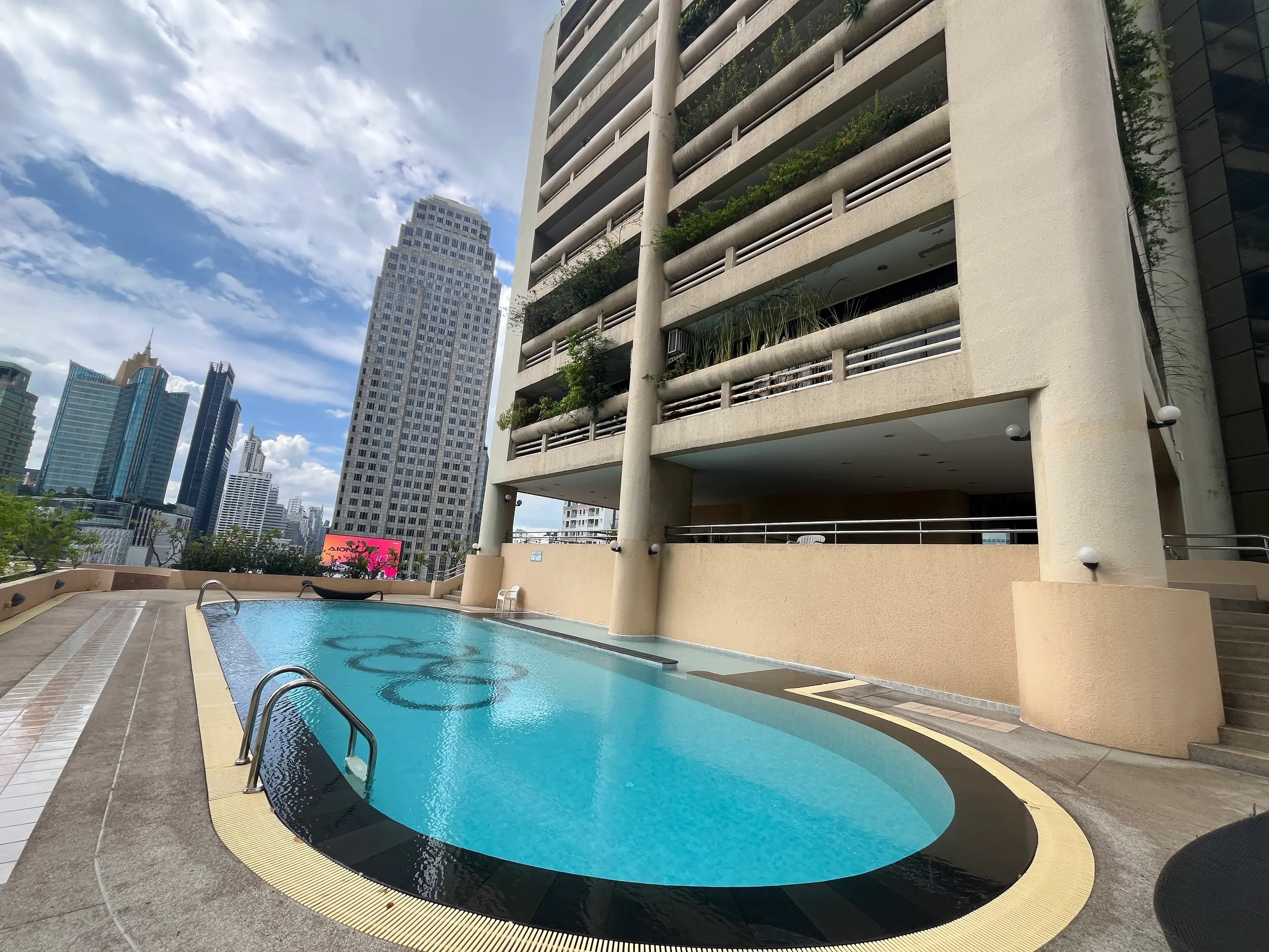 3 Bed/ 3 Bath City Lake Tower Pet Friendly