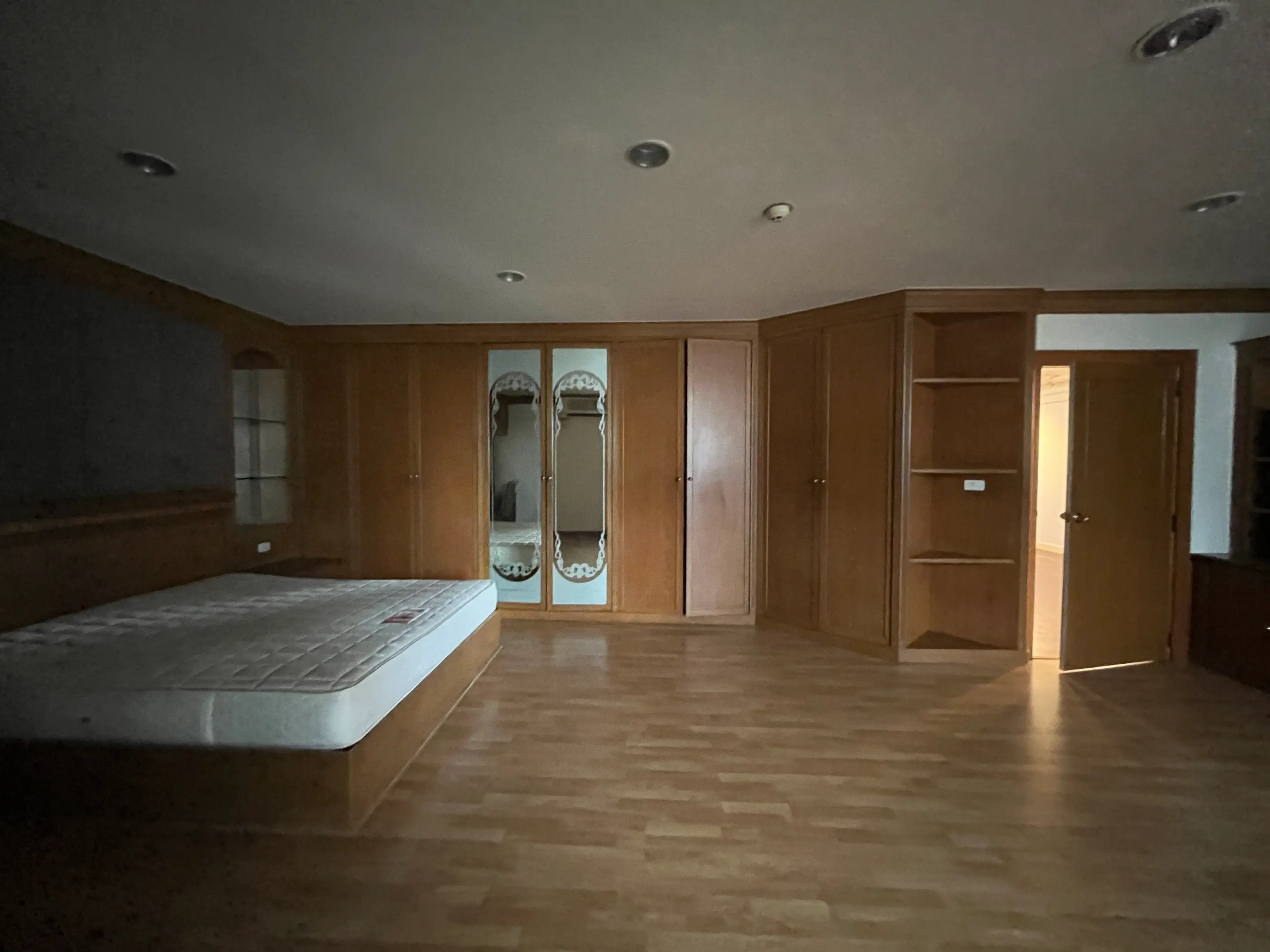 3 Bed/ 3 Bath City Lake Tower Pet Friendly