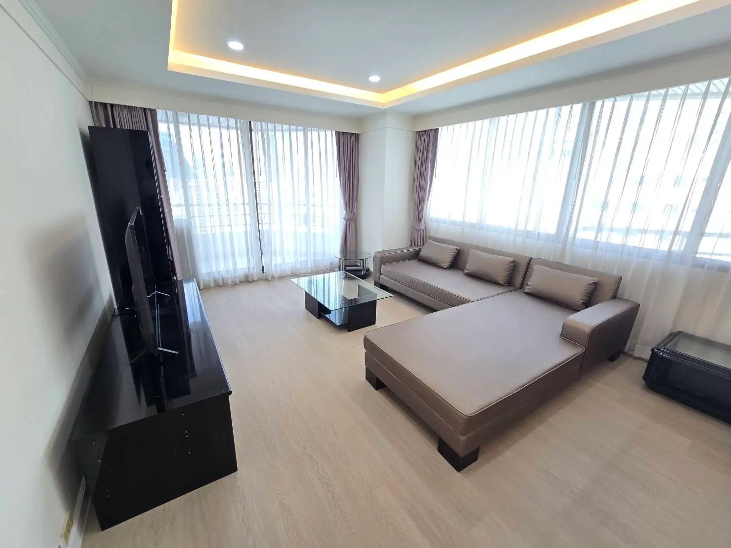 2 Bed/ 2 Bath Lake Avenue 