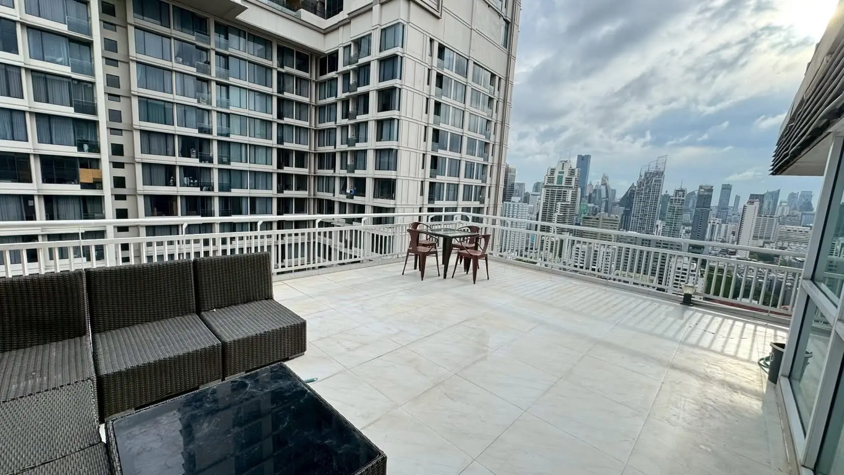 2 Bed/ 1 Bath Grand Park View Asok