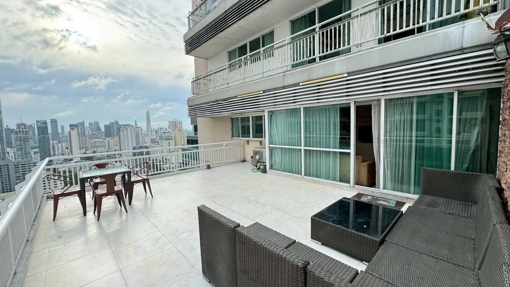 2 Bed/ 1 Bath Grand Park View Asok