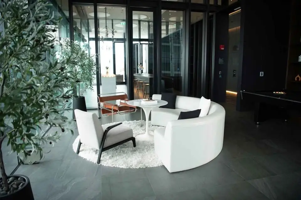 1 Bed / 1 Bath  Noble Around Ari