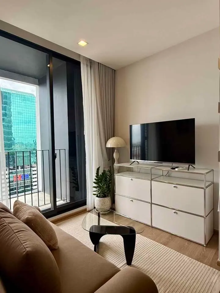 1 Bed / 1 Bath  Noble Around Ari