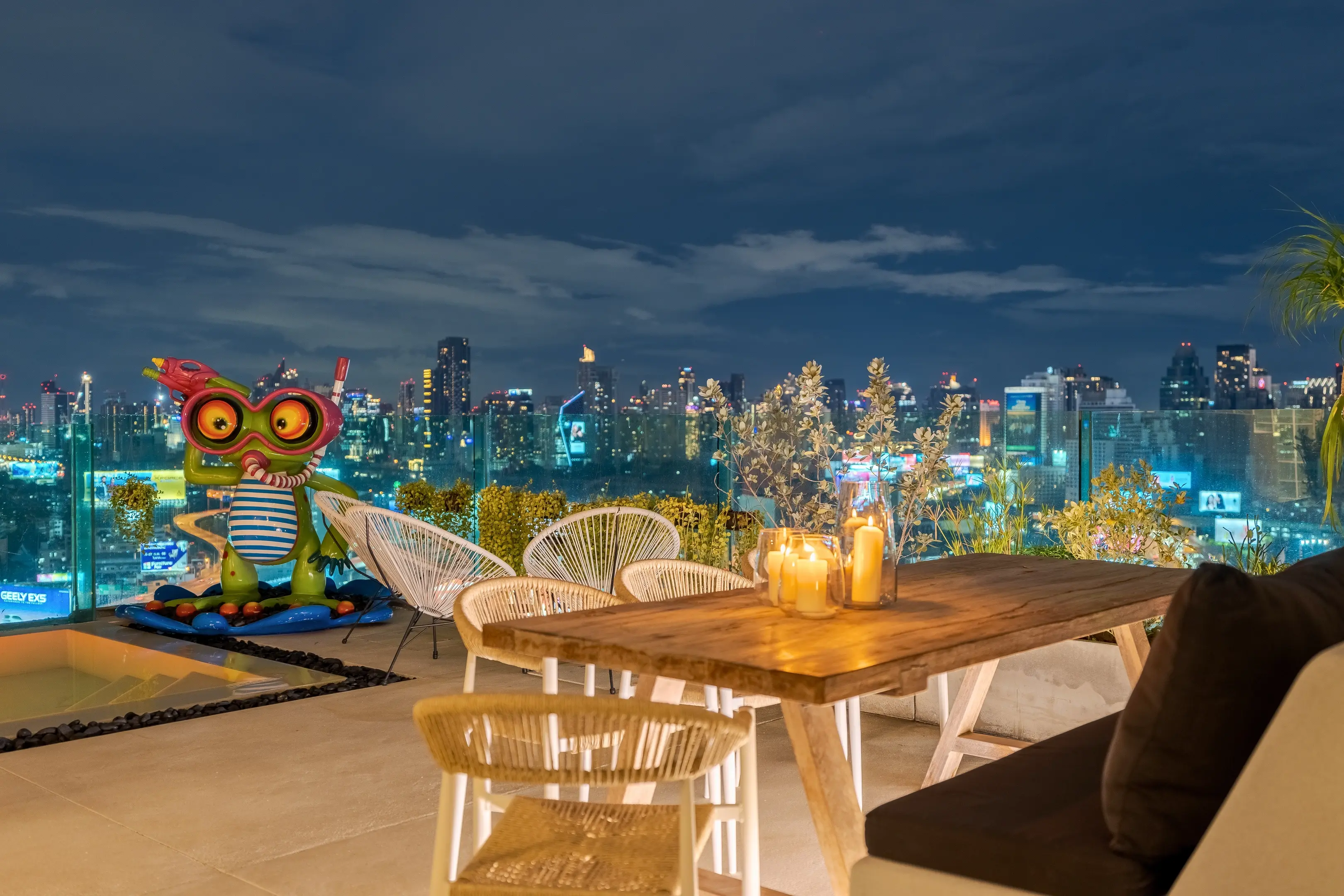 FLAMINGO LOUNGE. Duplex Penthouse in Central Bangkok