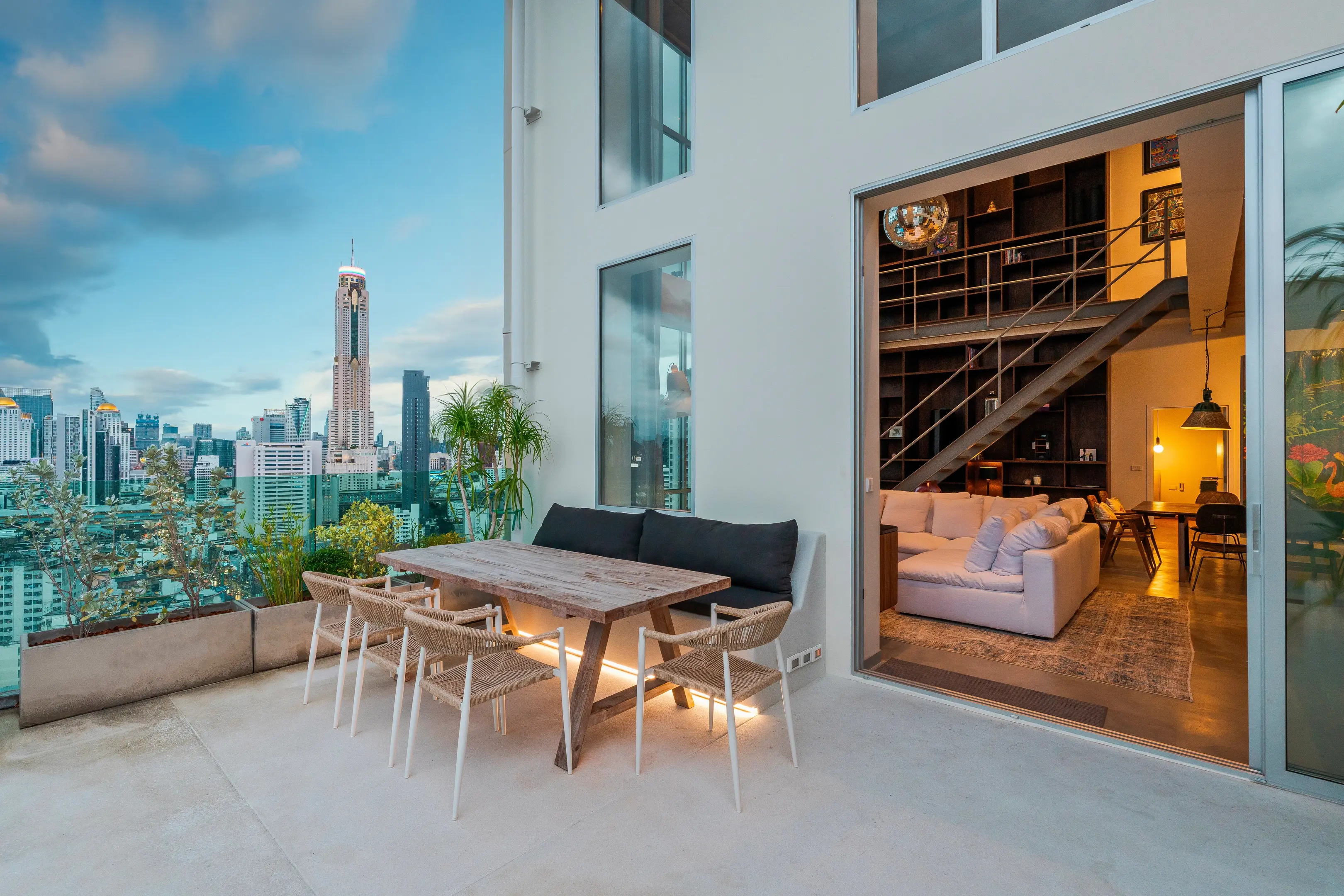 FLAMINGO LOUNGE. Duplex Penthouse in Central Bangkok