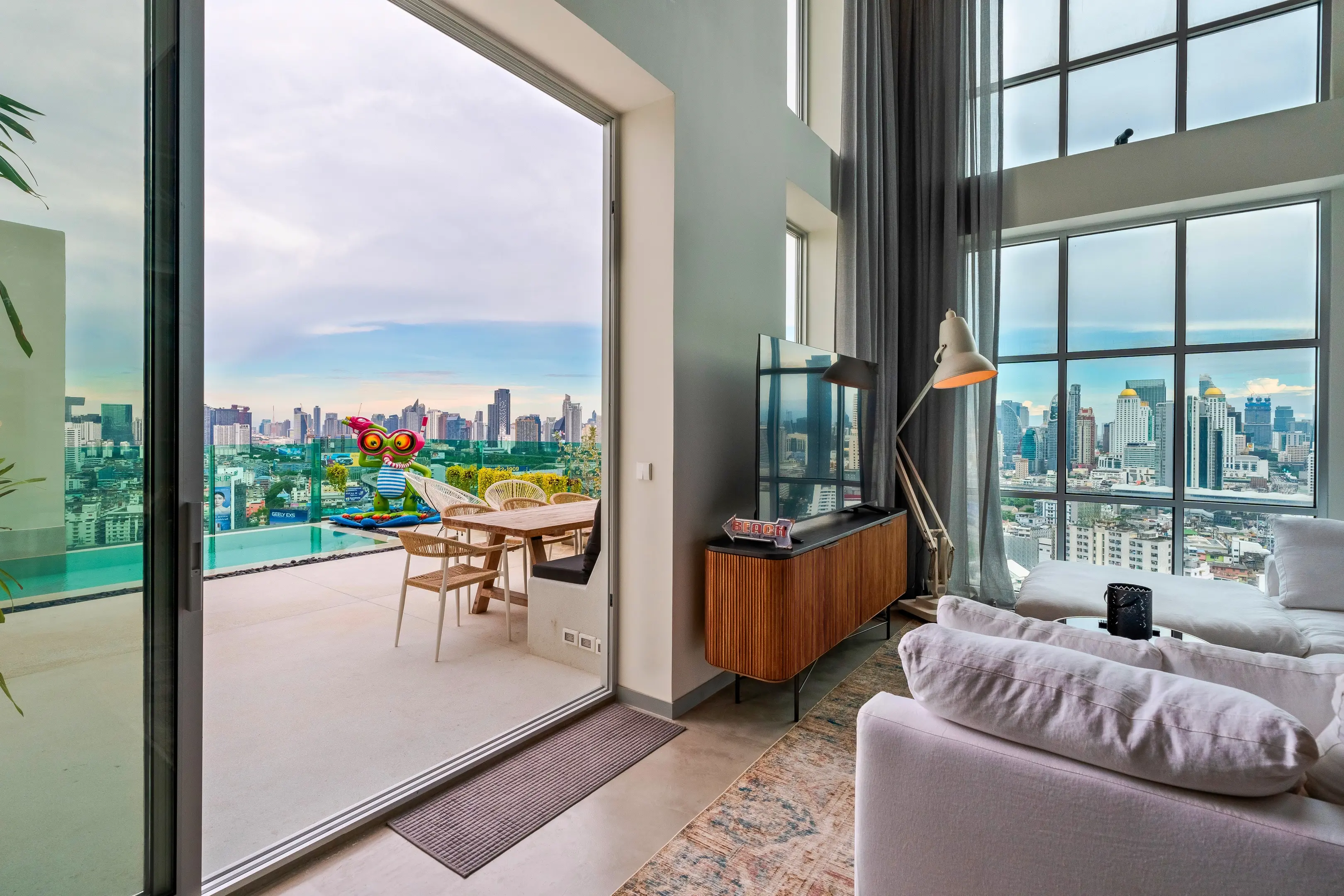 FLAMINGO LOUNGE. Duplex Penthouse in Central Bangkok