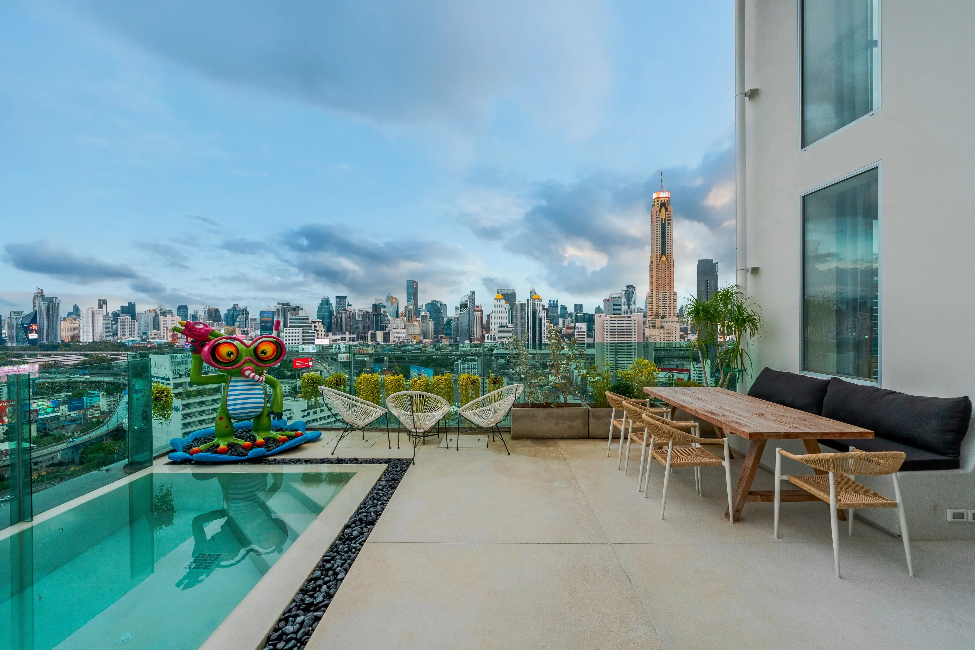 FLAMINGO LOUNGE. Duplex Penthouse in Central Bangkok